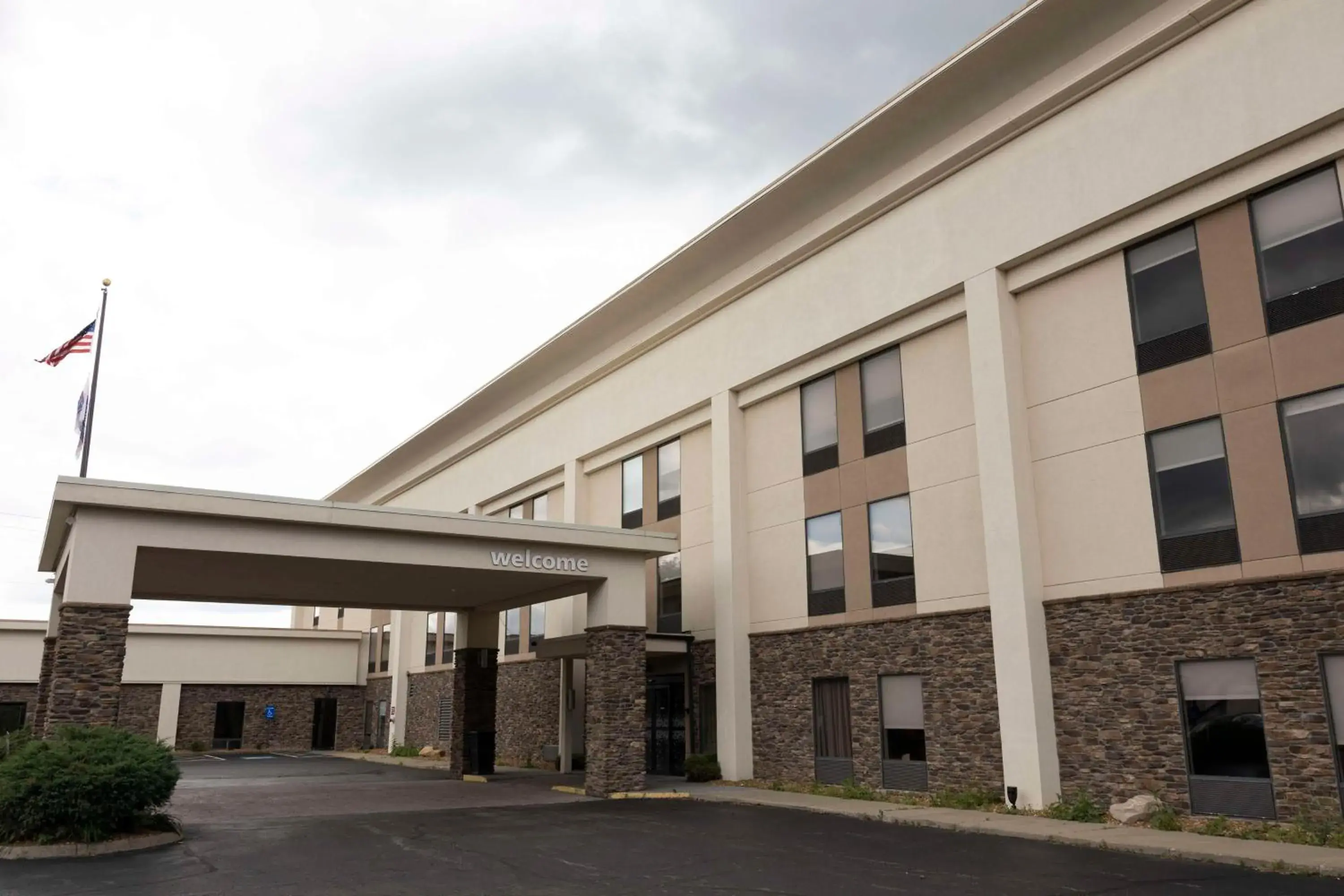 Property building in Hampton Inn Kent/Akron Area Property building in Hampton Inn Kent/Akron Area