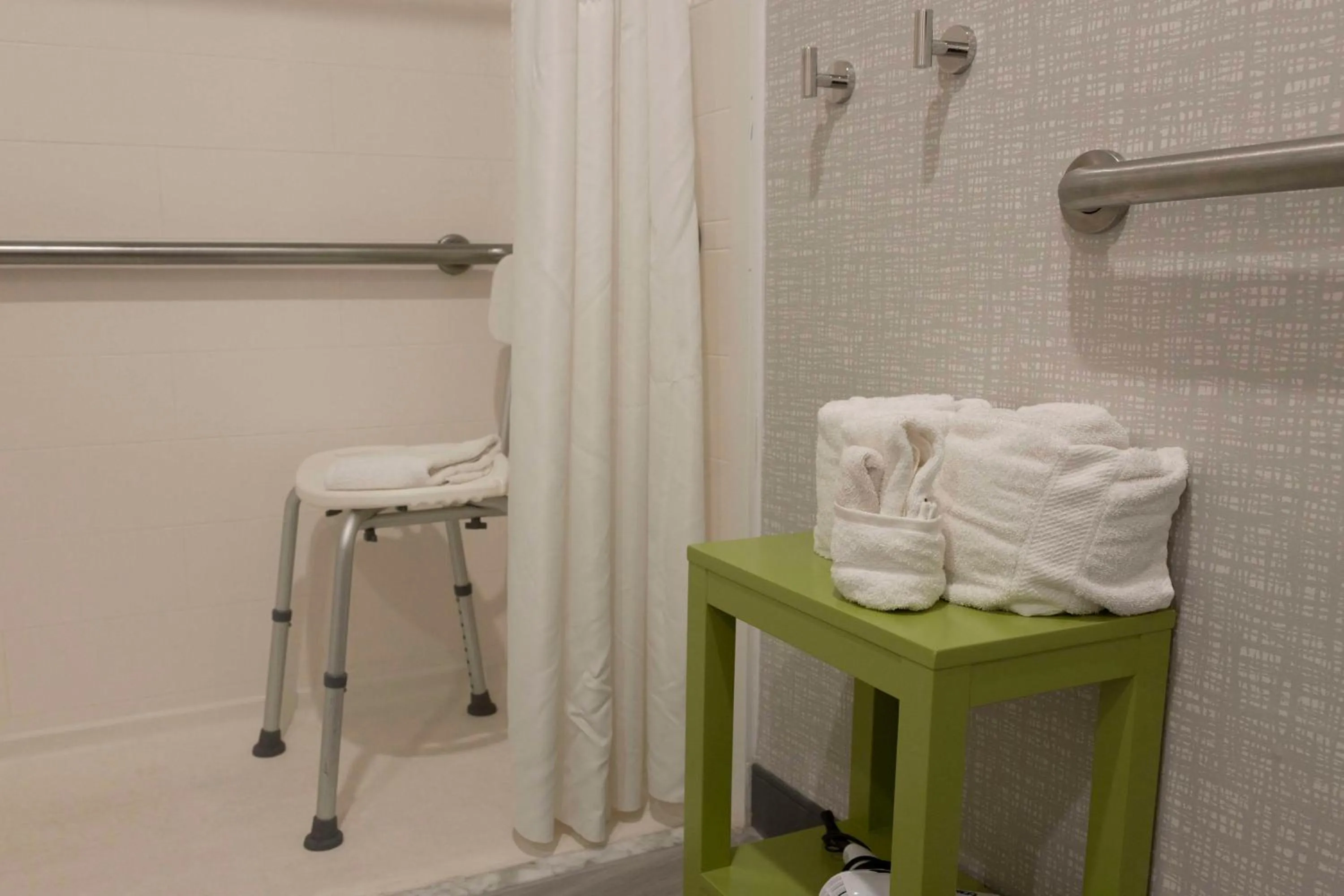 Bathroom in Hampton Inn Kent/Akron Area