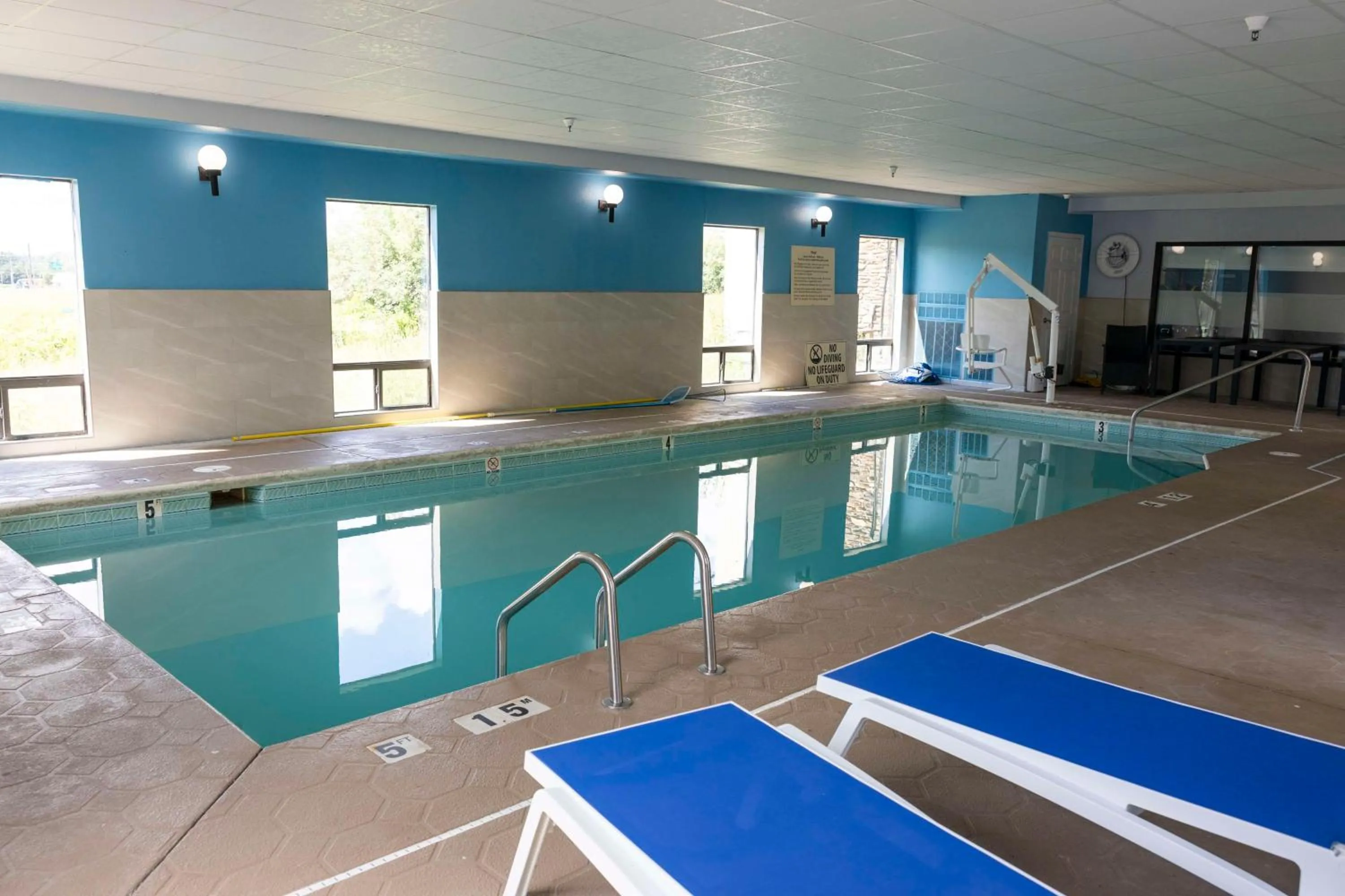 Pool view in Hampton Inn Kent/Akron Area