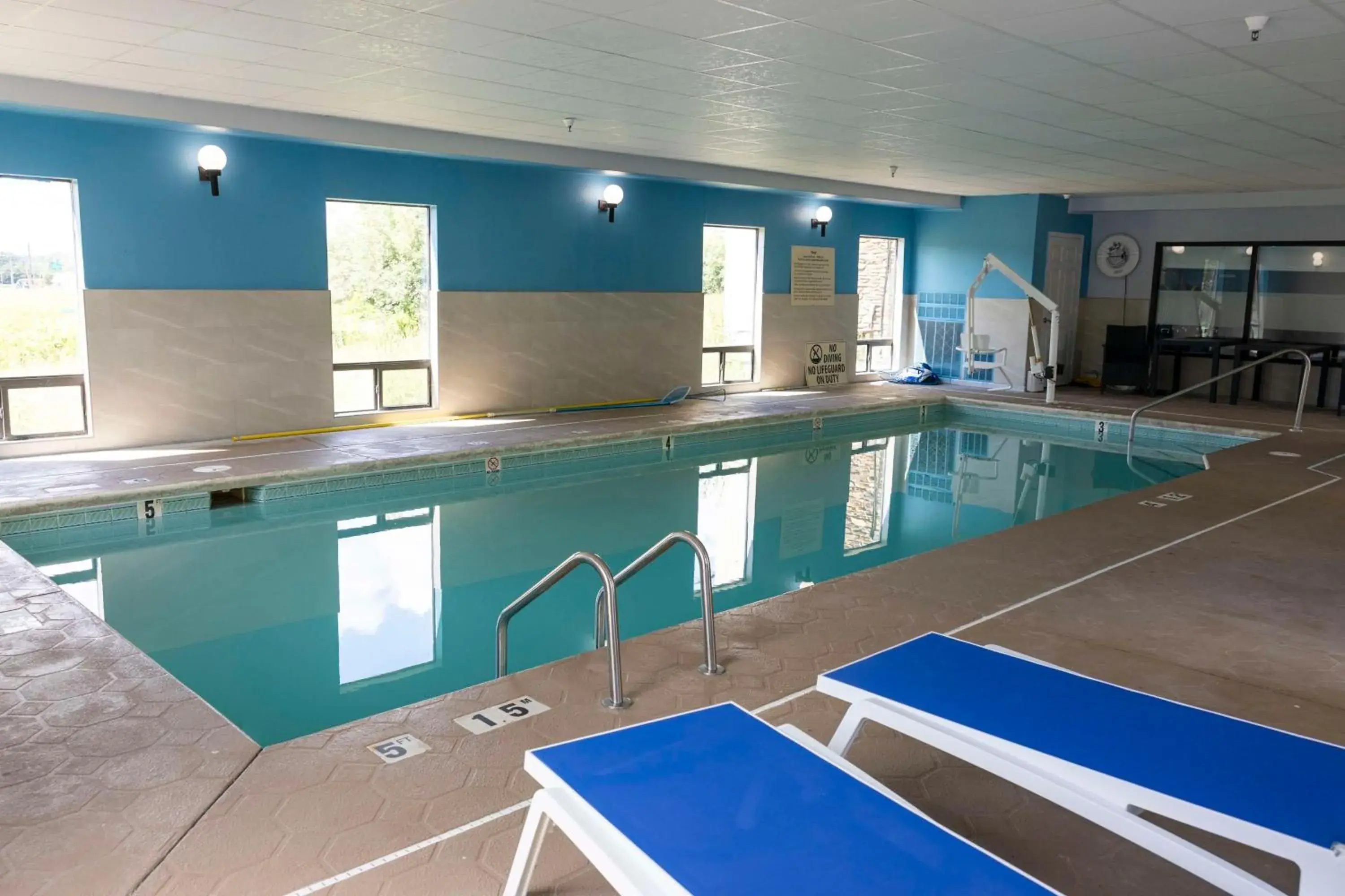 Pool view in Hampton Inn Kent/Akron Area Pool view in Hampton Inn Kent/Akron Area