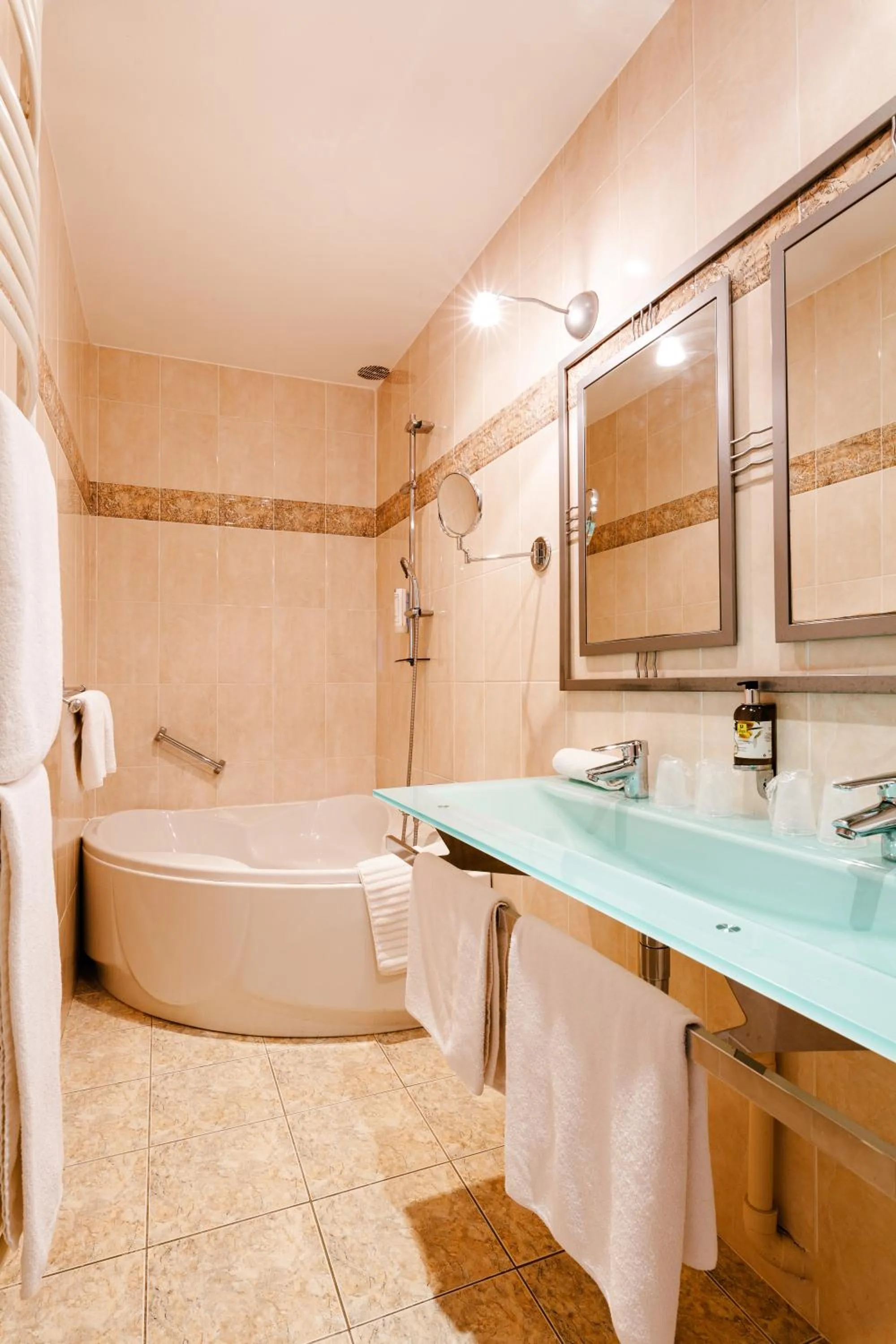 Bathroom in Logis Hotel Le Relais De La Poste Restaurant Le Fil du Temps