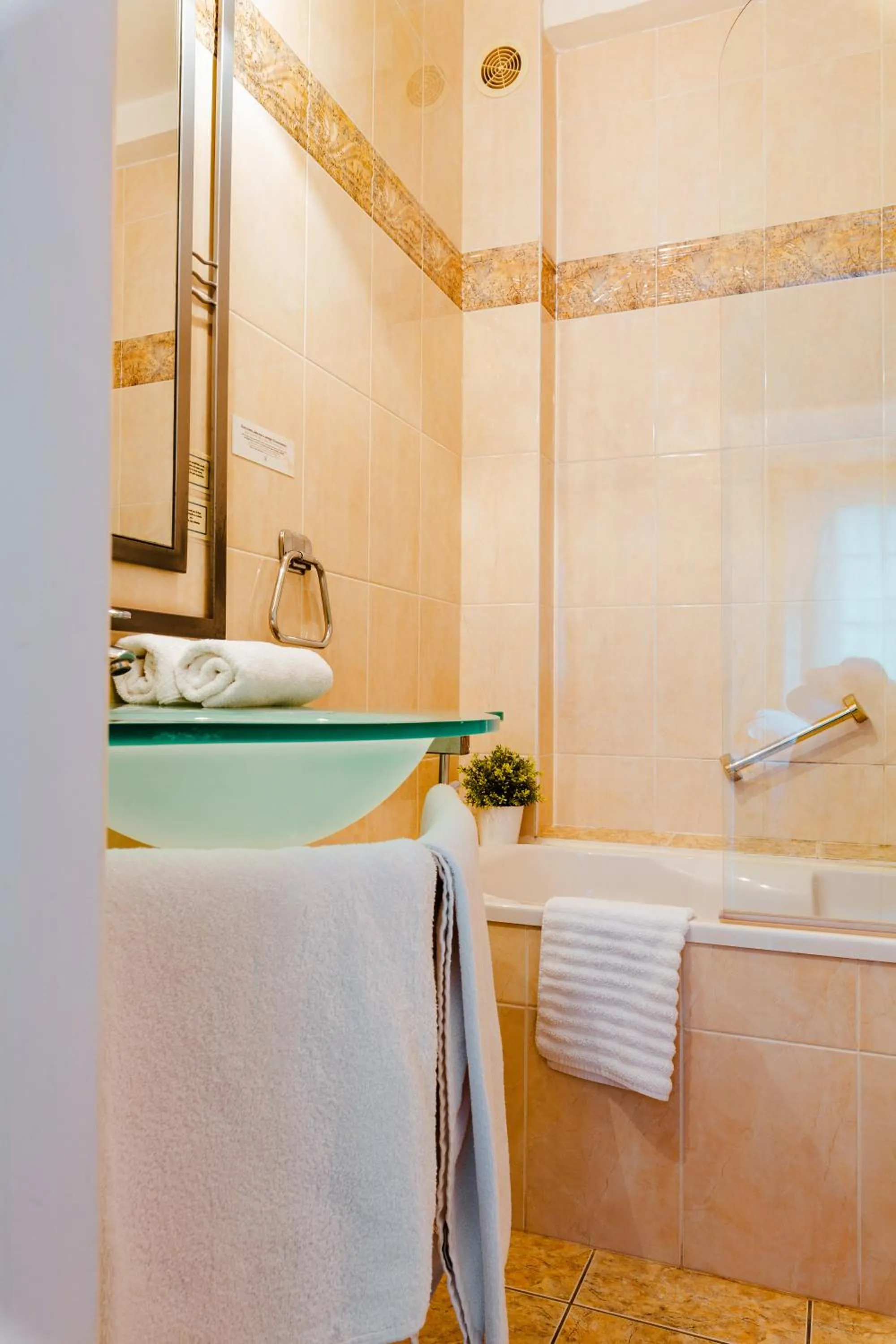 Bathroom in Logis Hotel Le Relais De La Poste Restaurant Le Fil du Temps