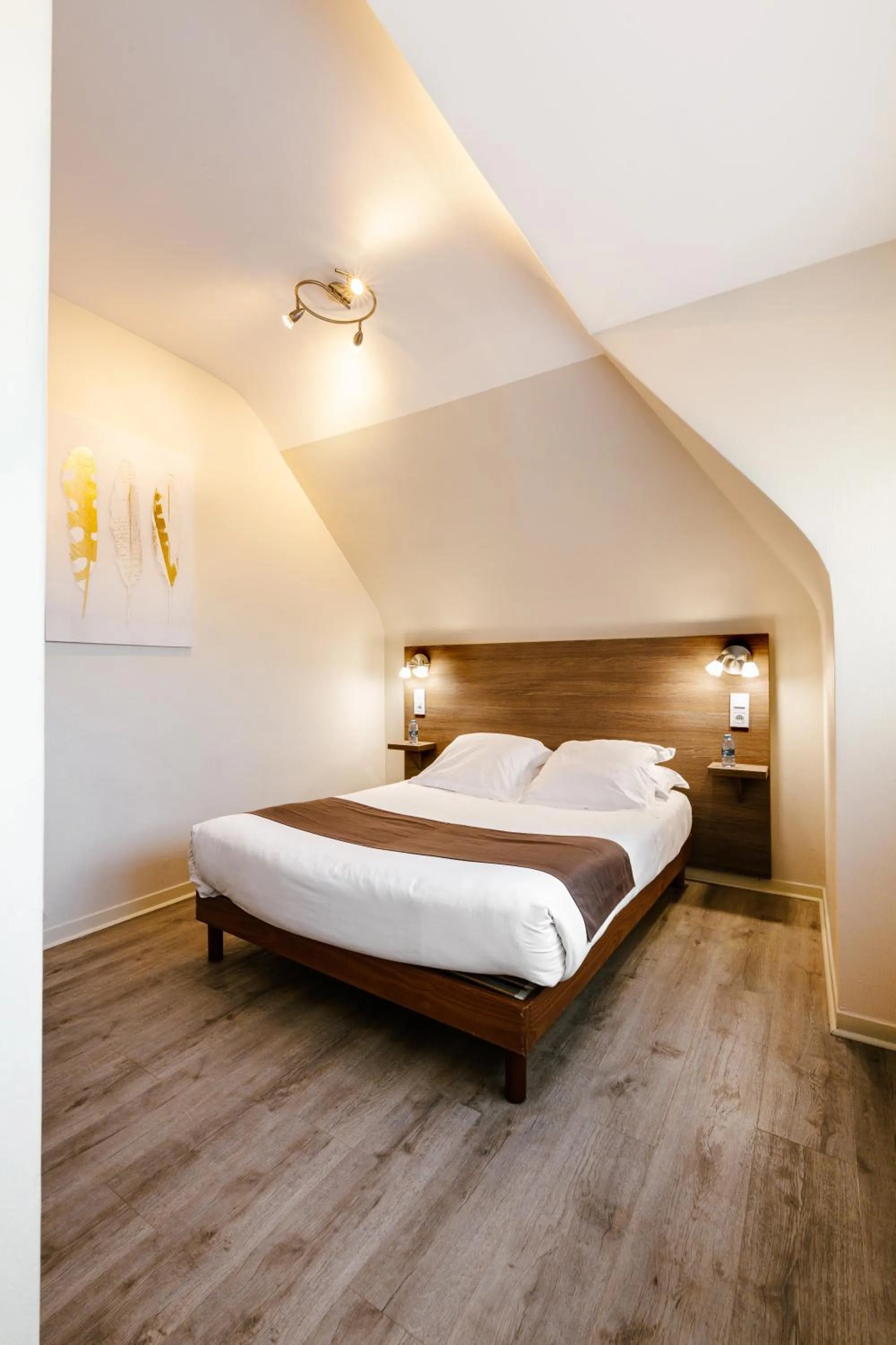 Bedroom, Bed in Logis Hotel Le Relais De La Poste Restaurant Le Fil du Temps