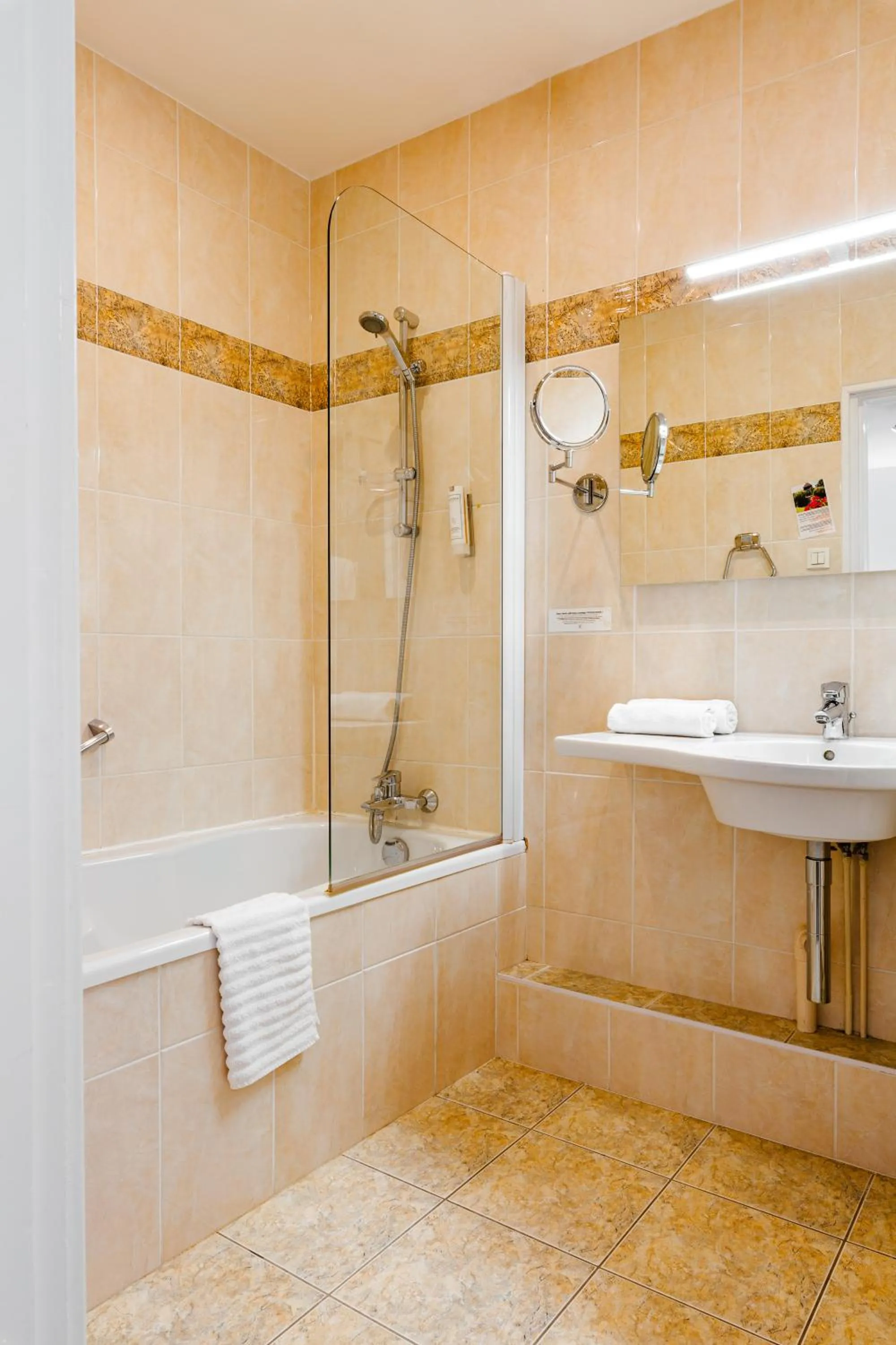 Bathroom in Logis Hotel Le Relais De La Poste Restaurant Le Fil du Temps