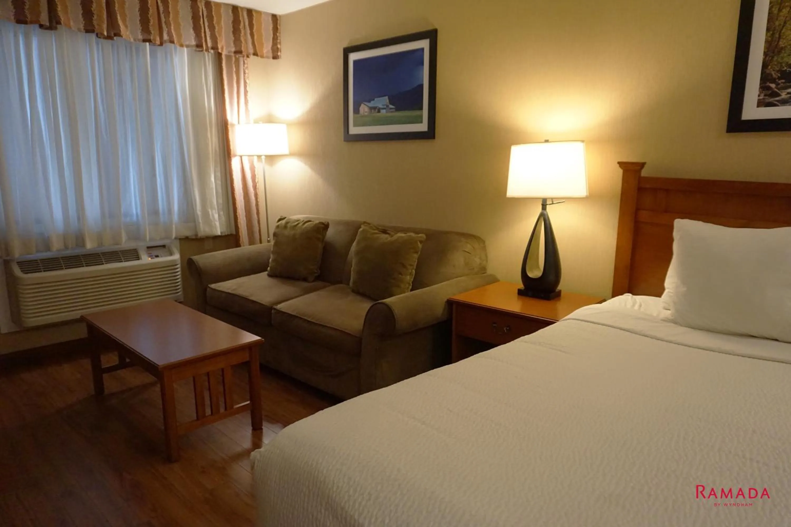 Bed in Ramada by Wyndham Kelowna Hotel & Conference Center