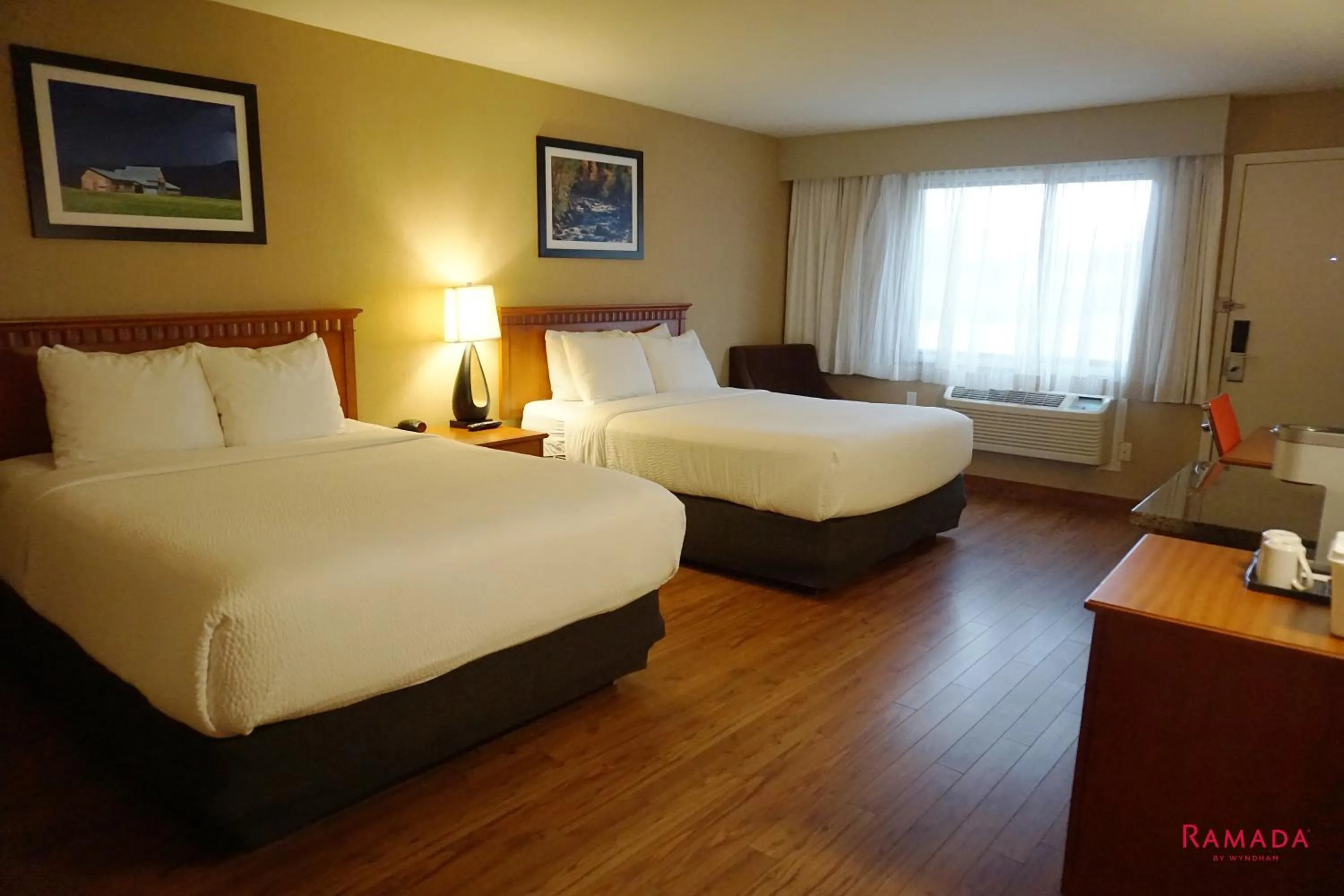 Bed in Ramada by Wyndham Kelowna Hotel & Conference Center
