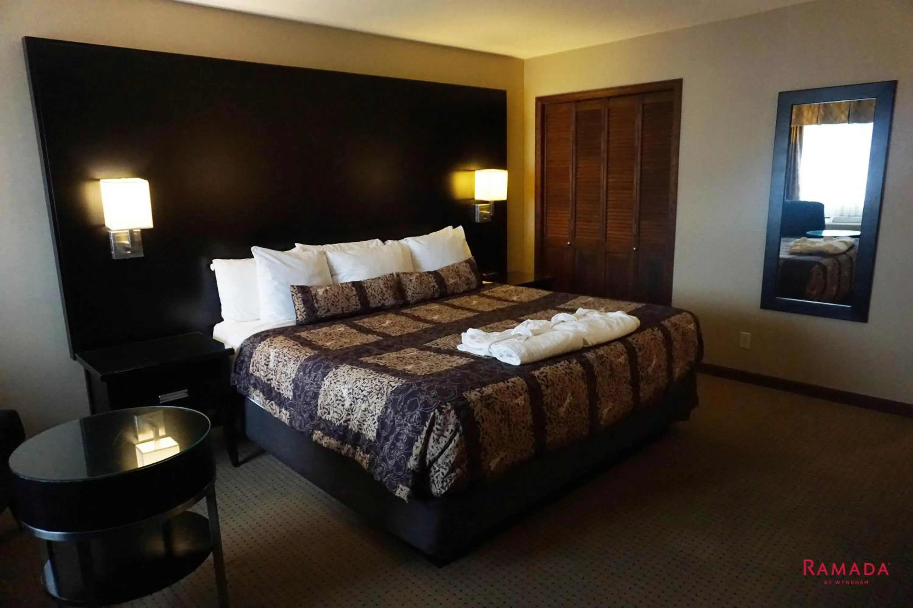 Bed in Ramada by Wyndham Kelowna Hotel & Conference Center