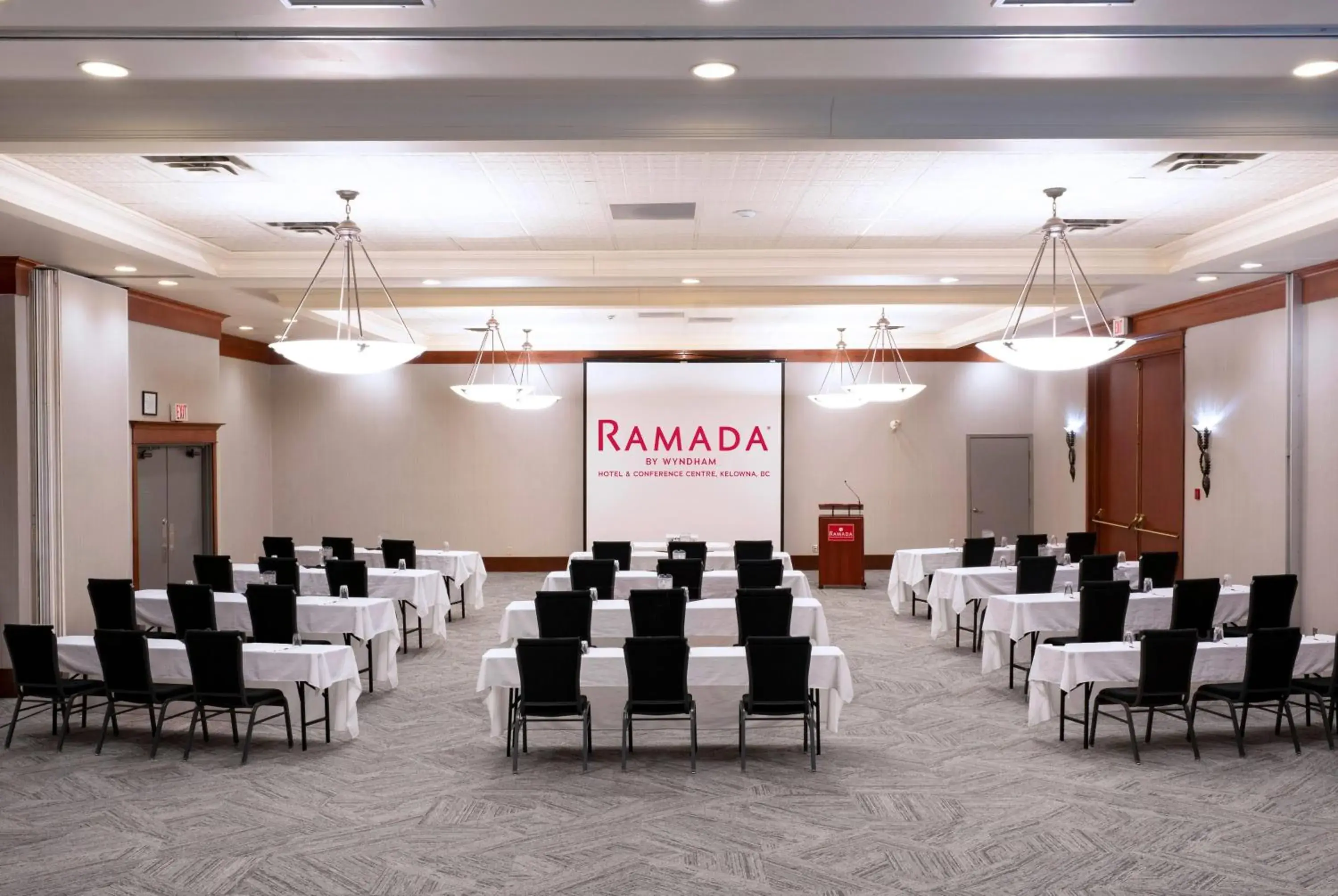 Meeting/conference room in Ramada by Wyndham Kelowna Hotel & Conference Center Meeting/conference room in Ramada by Wyndham Kelowna Hotel & Conference Center