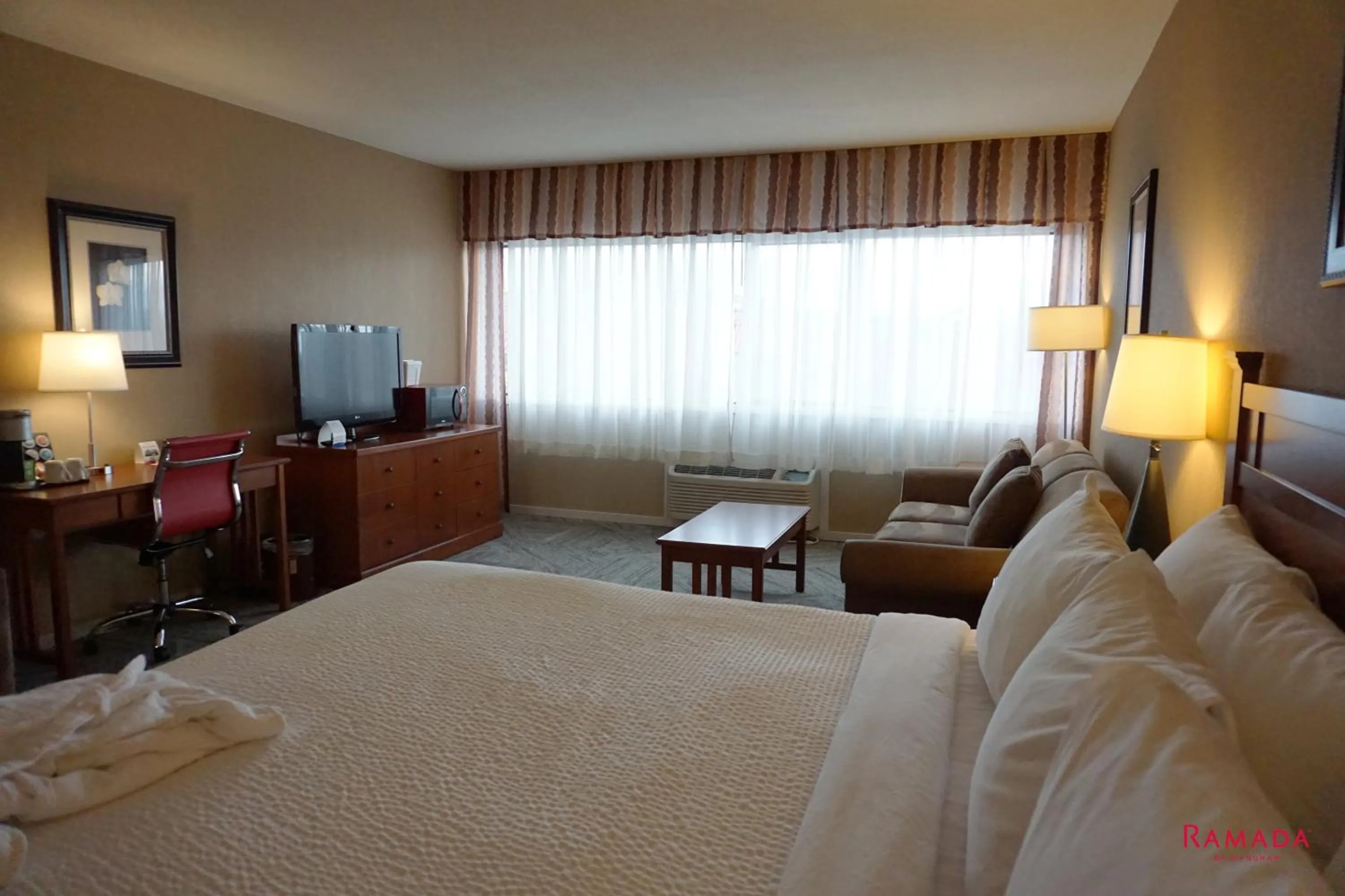 Bed in Ramada by Wyndham Kelowna Hotel & Conference Center