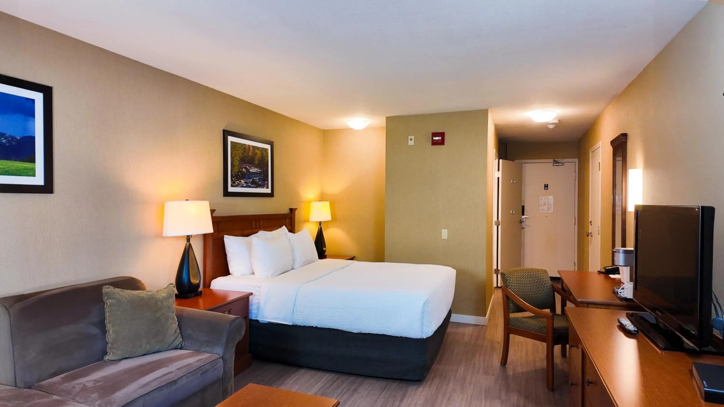 Bed in Ramada by Wyndham Kelowna Hotel & Conference Center