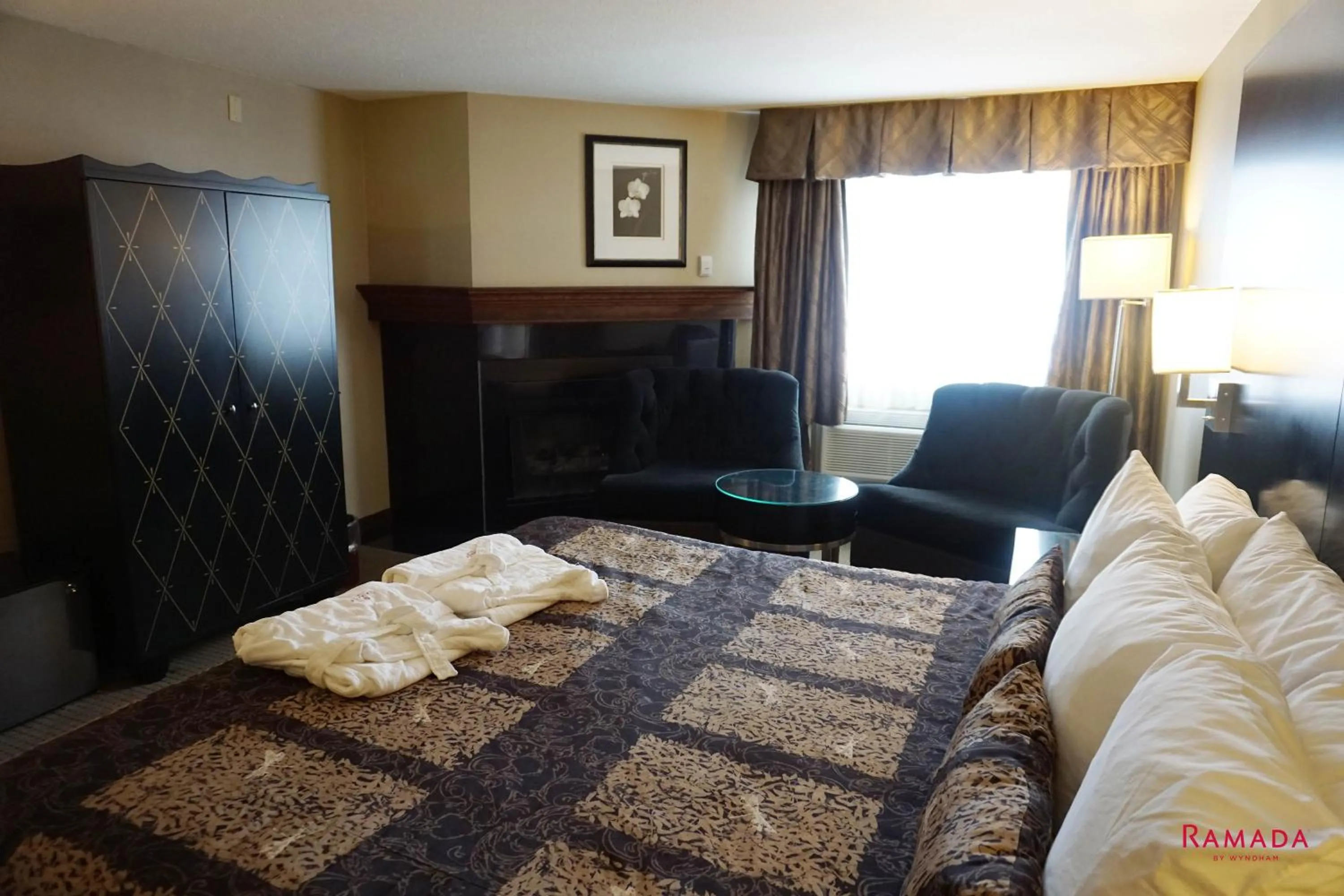 Bed in Ramada by Wyndham Kelowna Hotel & Conference Center