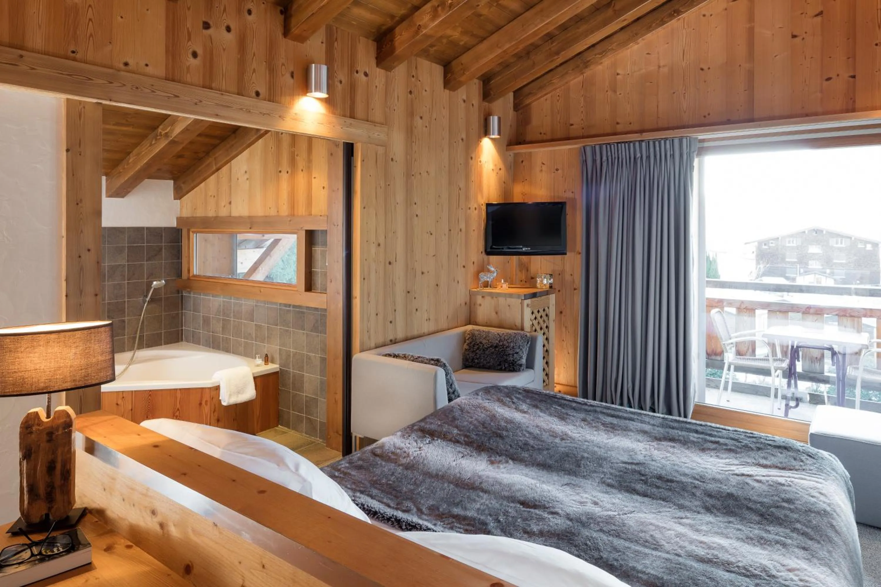 Photo of the whole room, Bed in Hôtel et Spa Le Delta