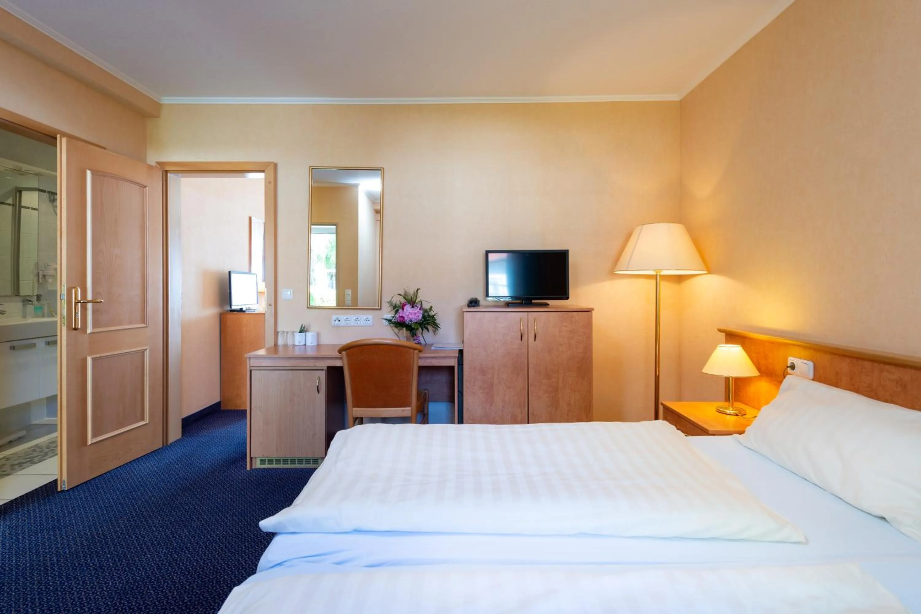 Photo of the whole room, Bed in Waldhotel Humboldtsee