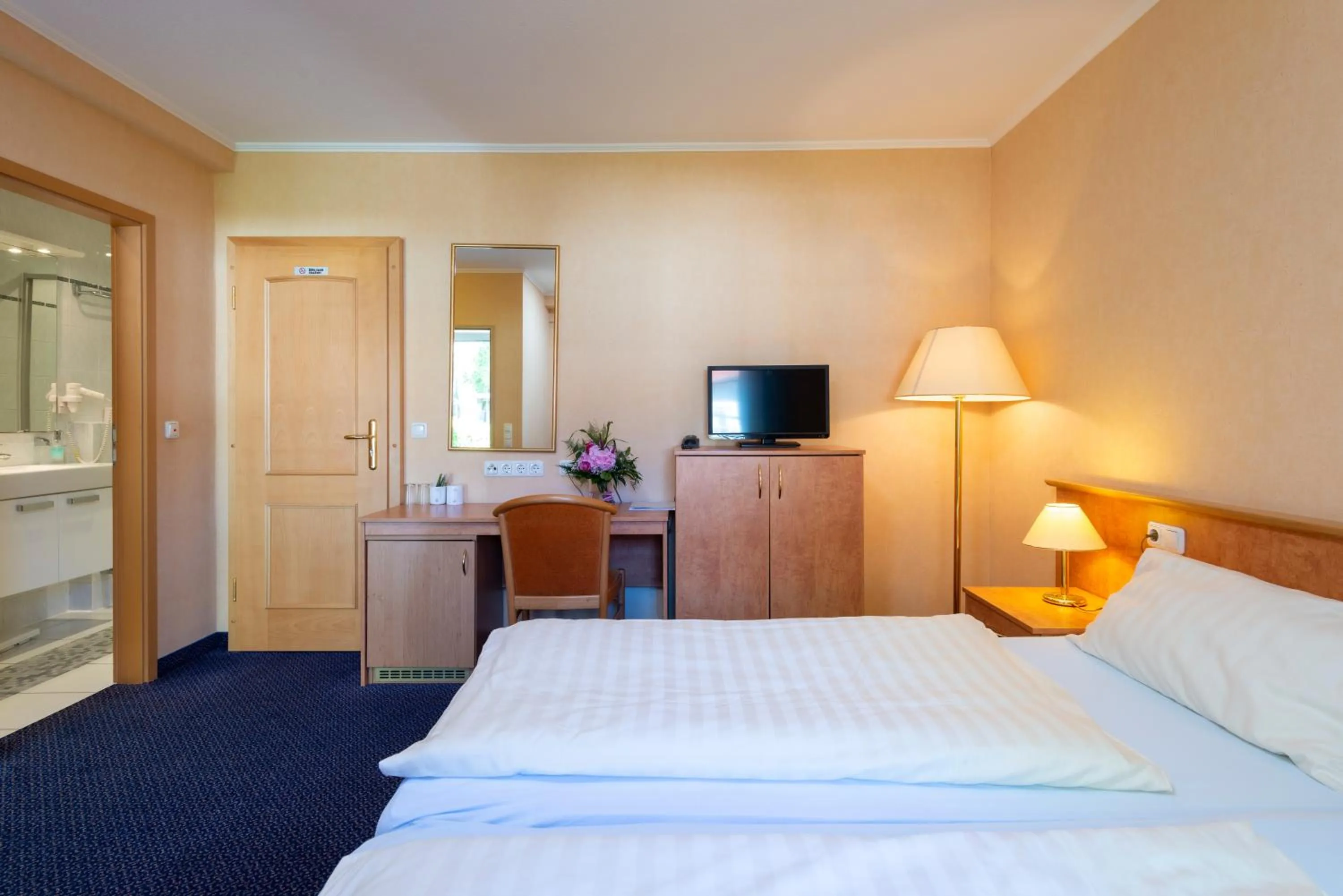 Photo of the whole room, Bed in Waldhotel Humboldtsee