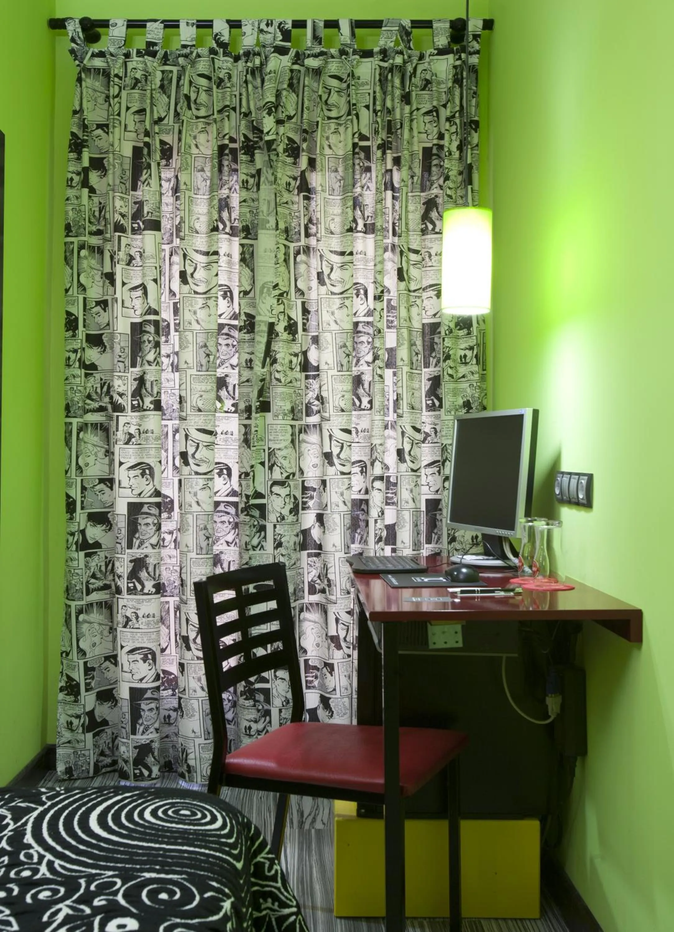 TV and multimedia in JC Rooms Santa Ana