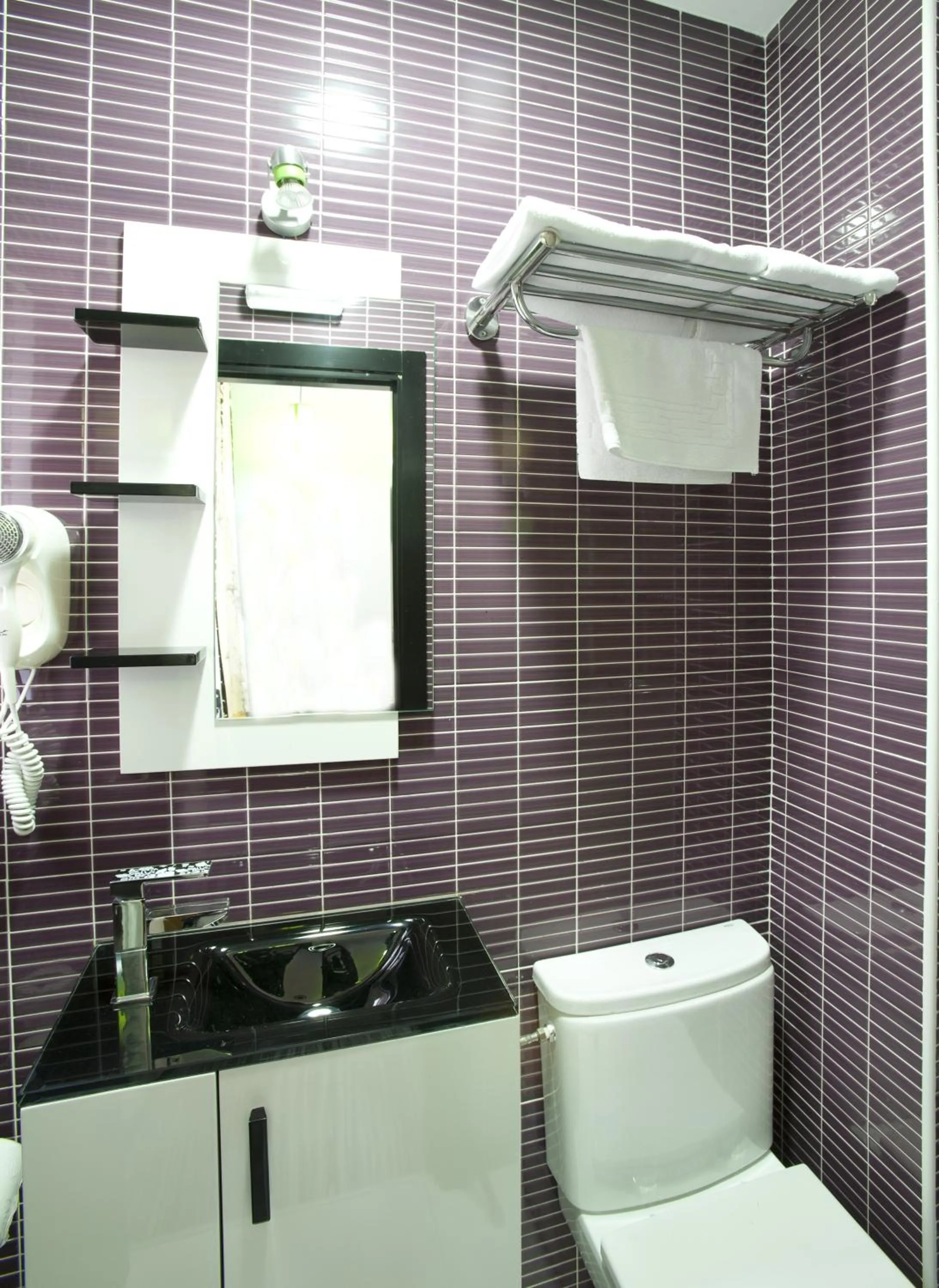 Bathroom in JC Rooms Santa Ana