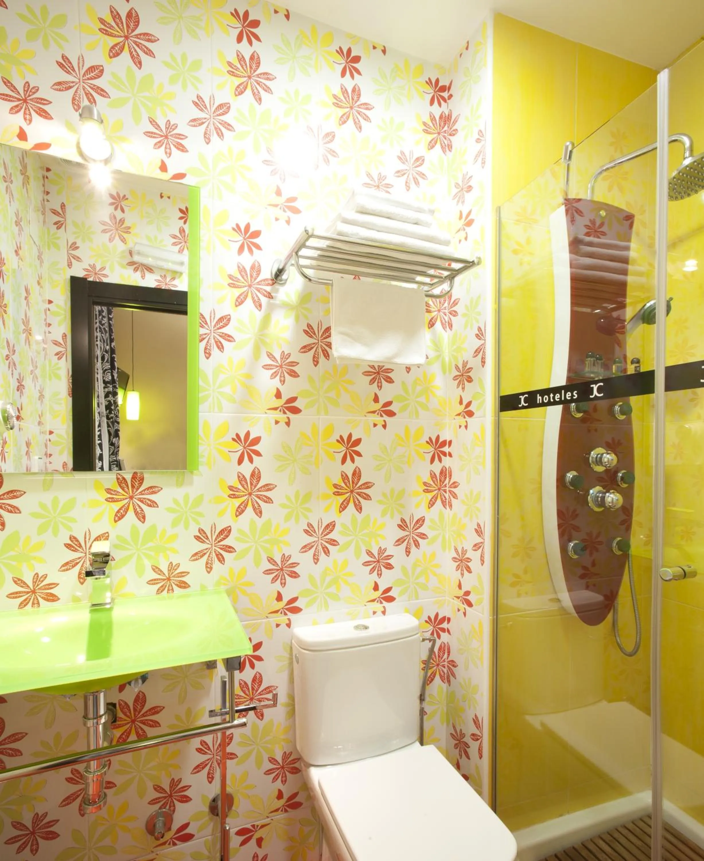 Bathroom in JC Rooms Santa Ana