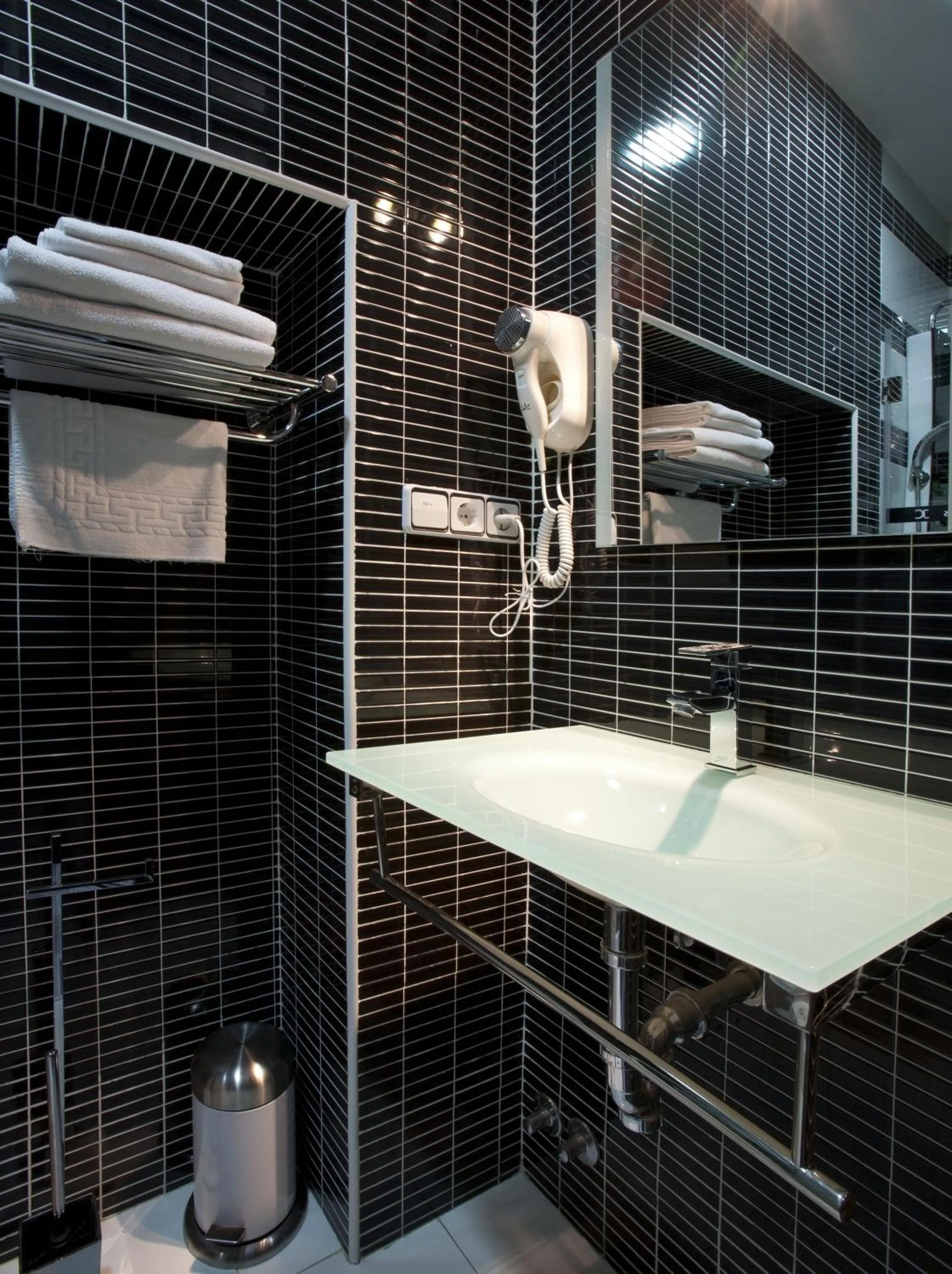 Bathroom in JC Rooms Santa Ana