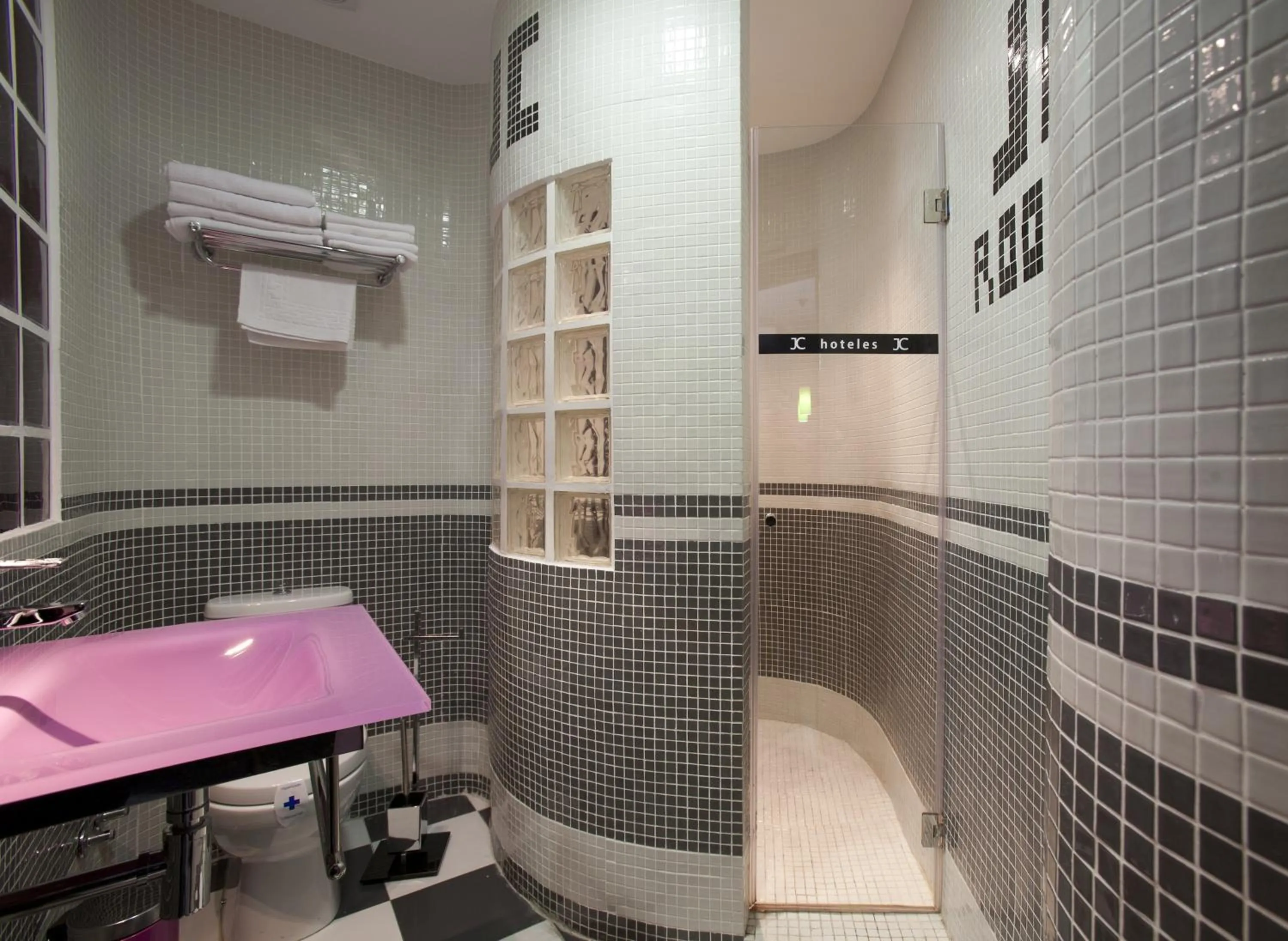 Bathroom in JC Rooms Santa Ana