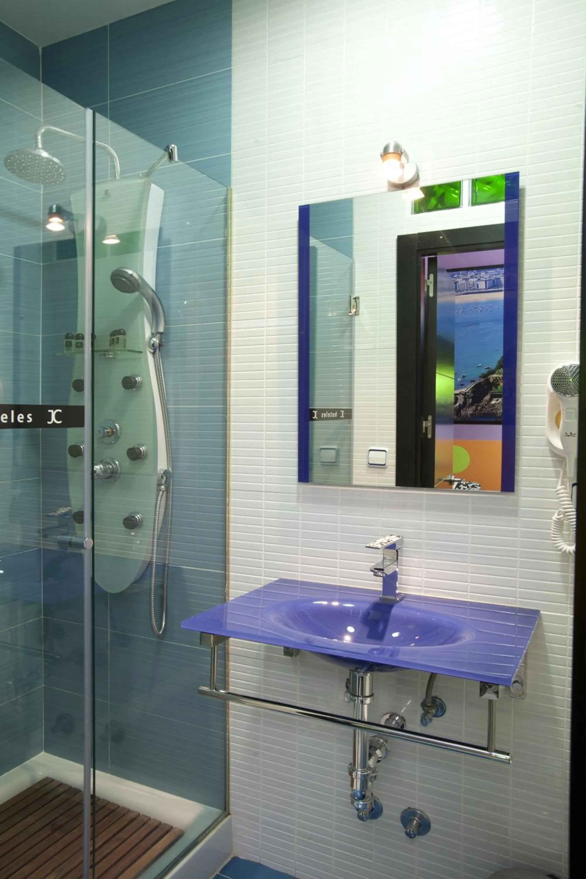 Bathroom in JC Rooms Santa Ana