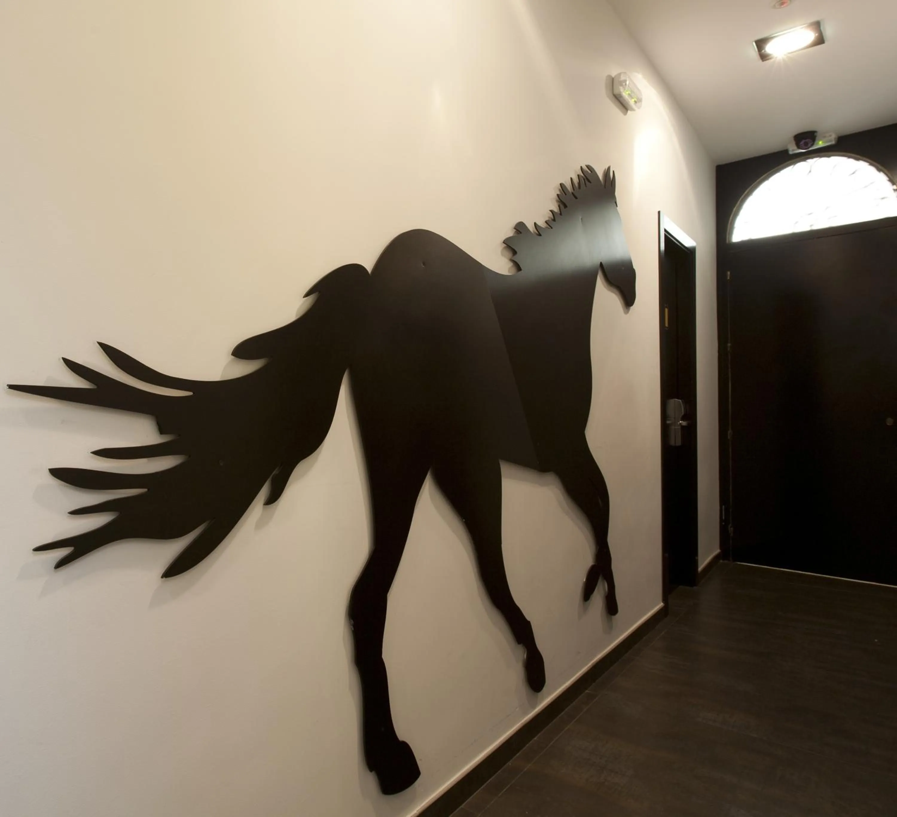 Decorative detail in JC Rooms Santa Ana