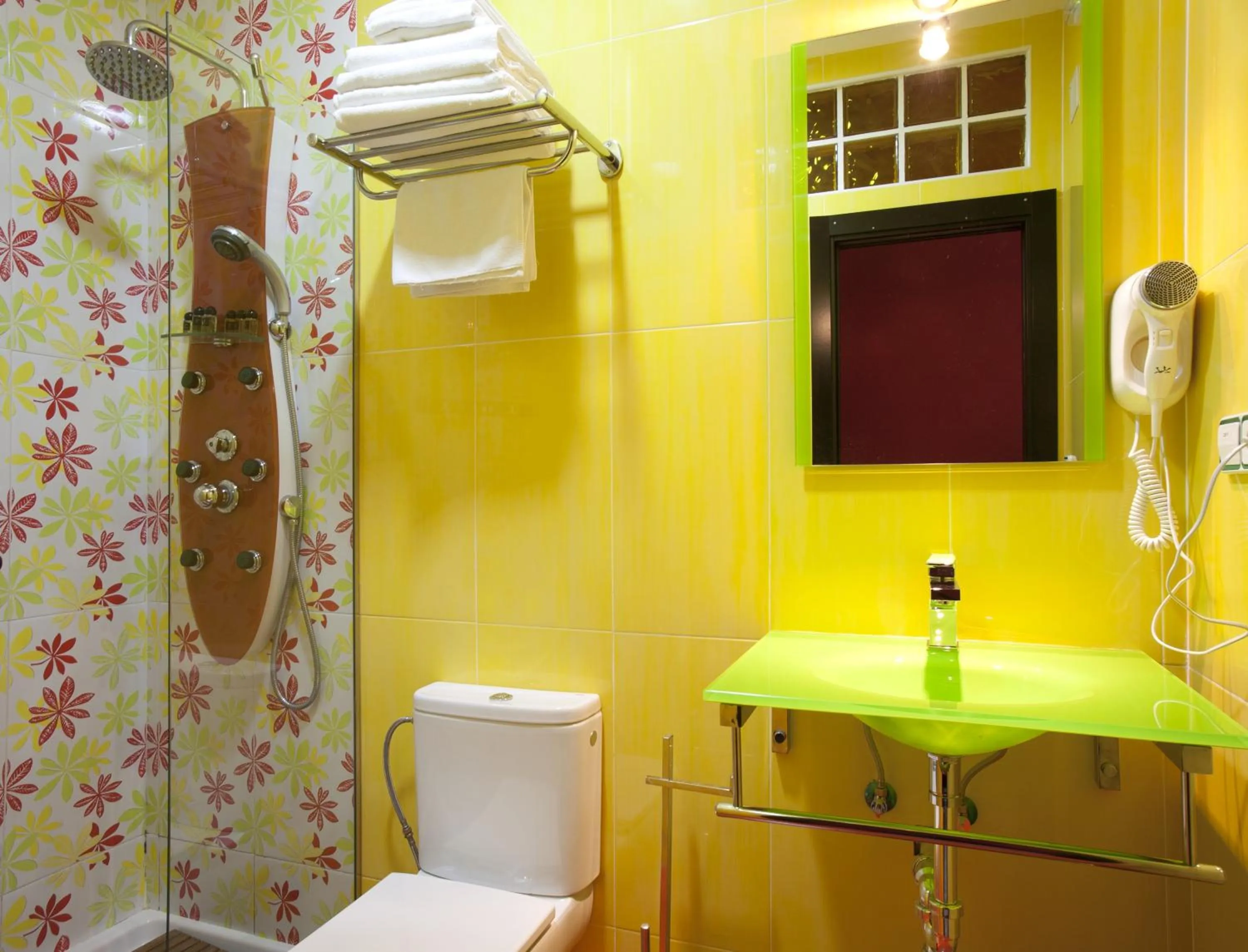 Bathroom in JC Rooms Santa Ana