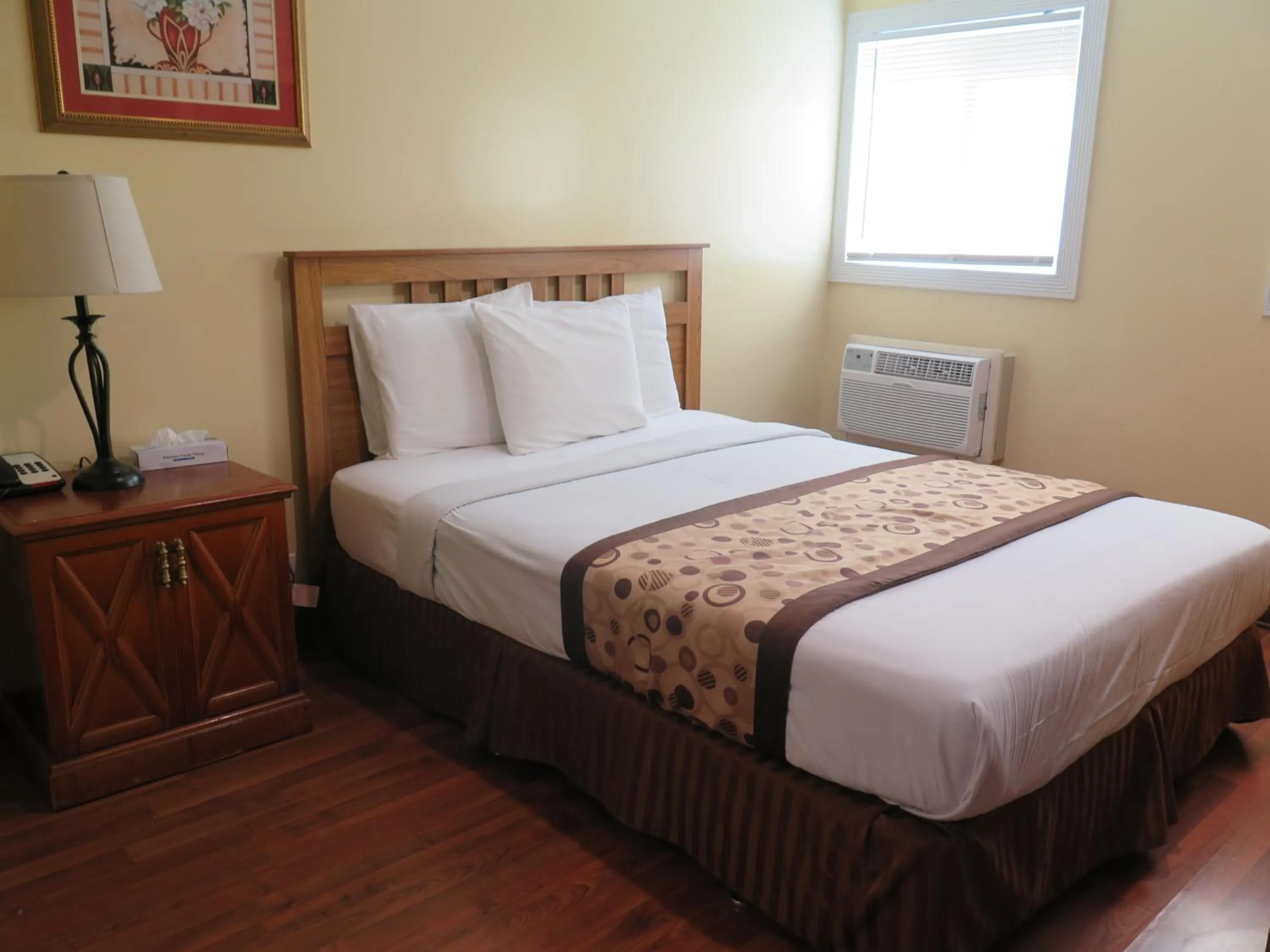 Bedroom, Bed in DTLA Hotel