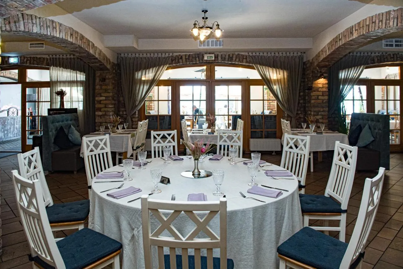 Restaurant/places to eat in Porto Resort