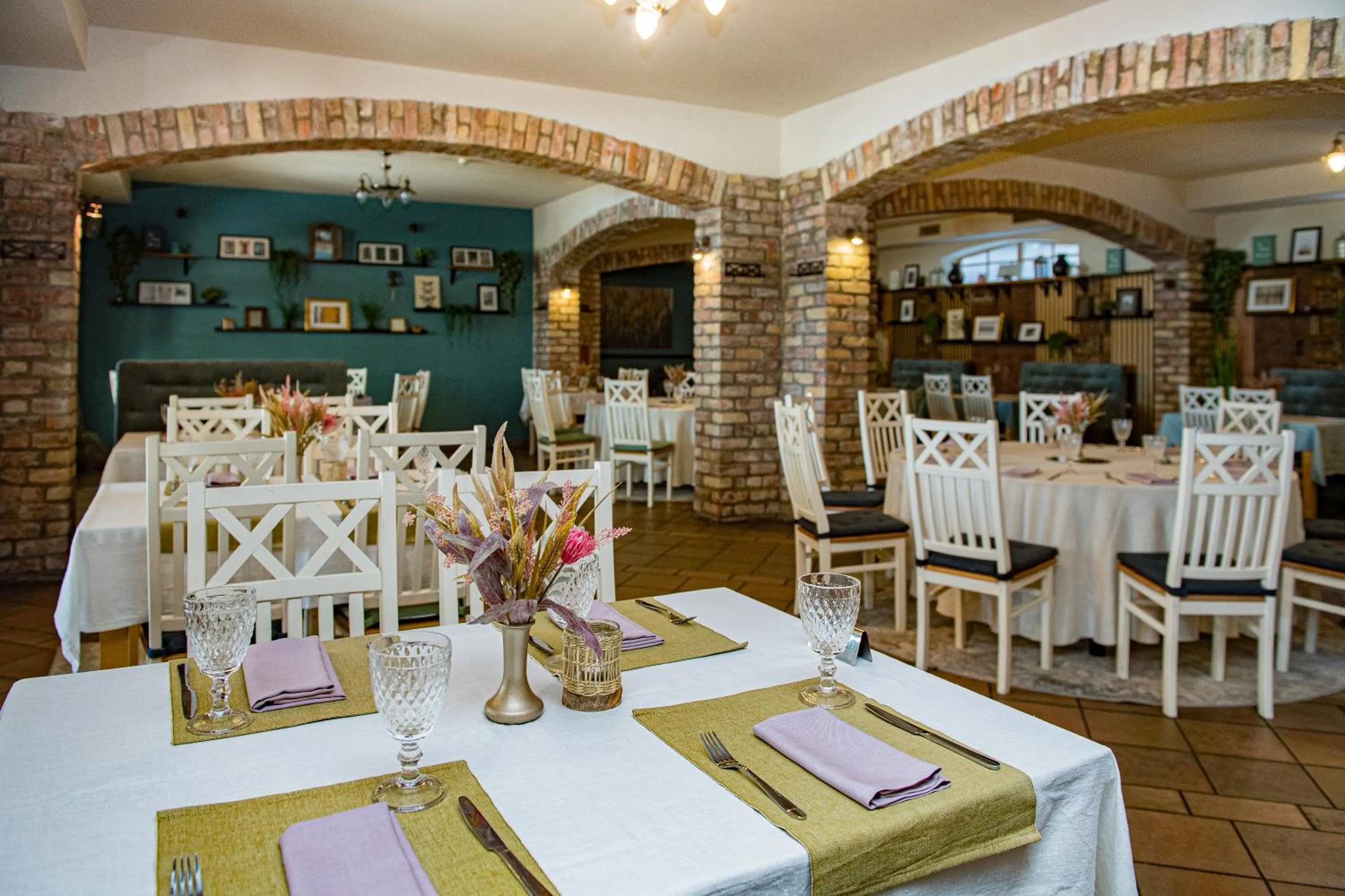 Restaurant/places to eat in Porto Resort