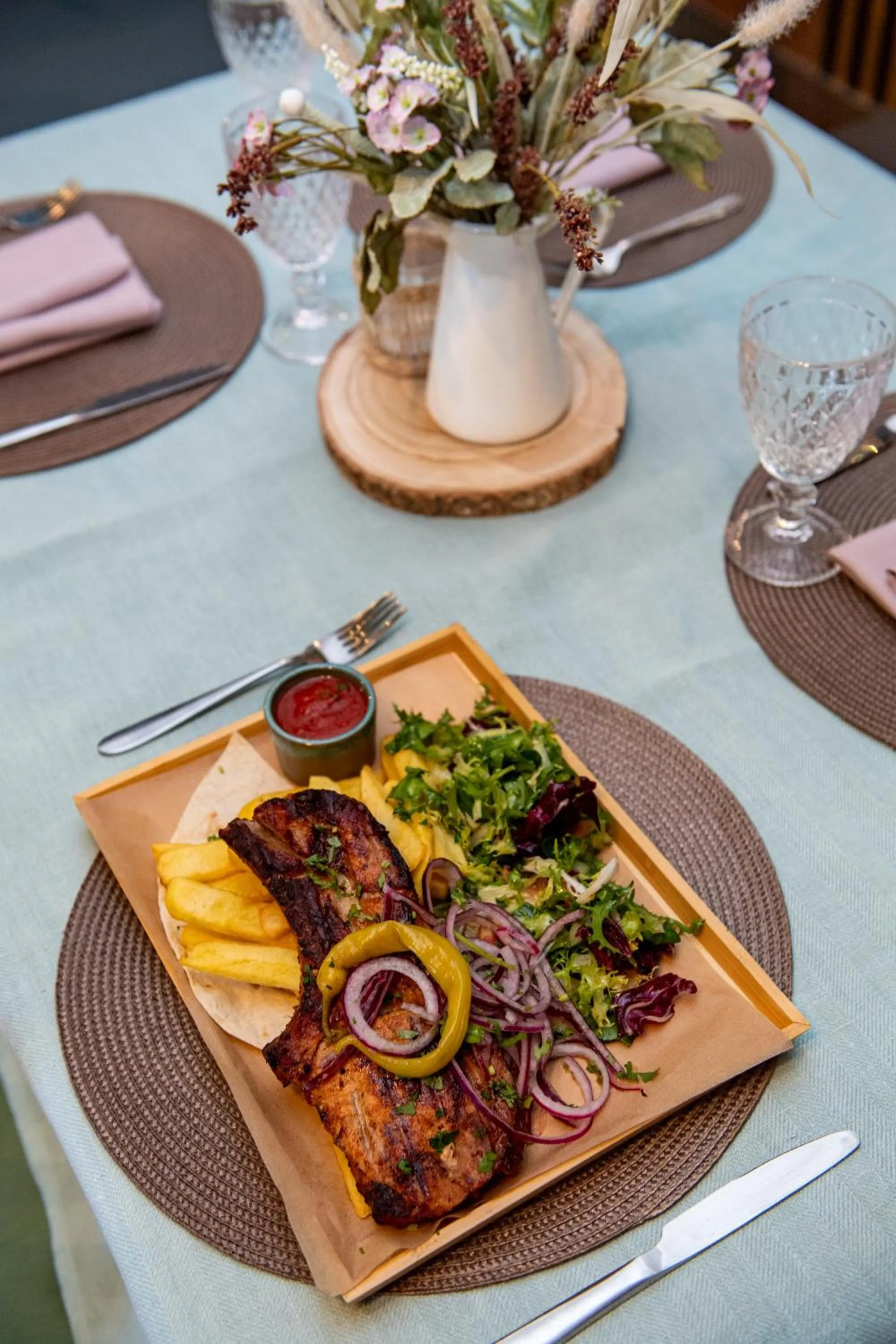 Restaurant/places to eat in Porto Resort