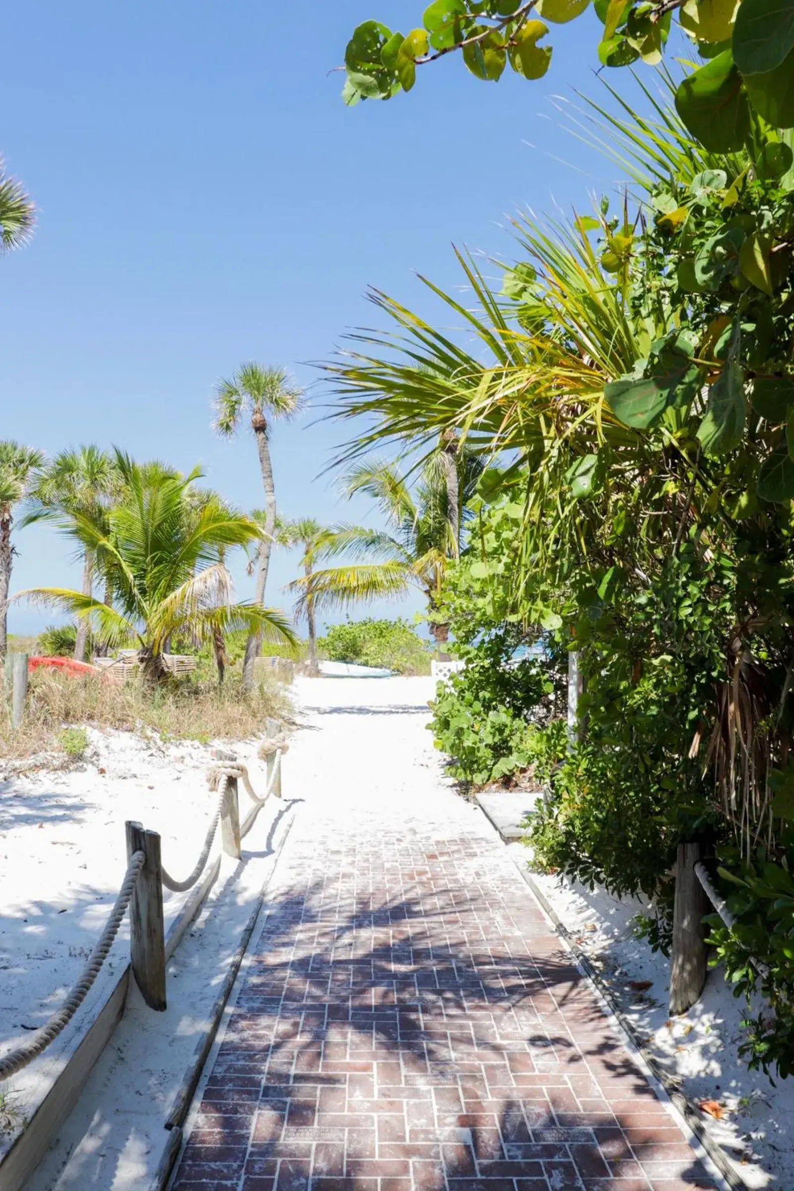 Property building in Captiva Beach Resort (open private beach access) Property building in Captiva Beach Resort (open private beach access)