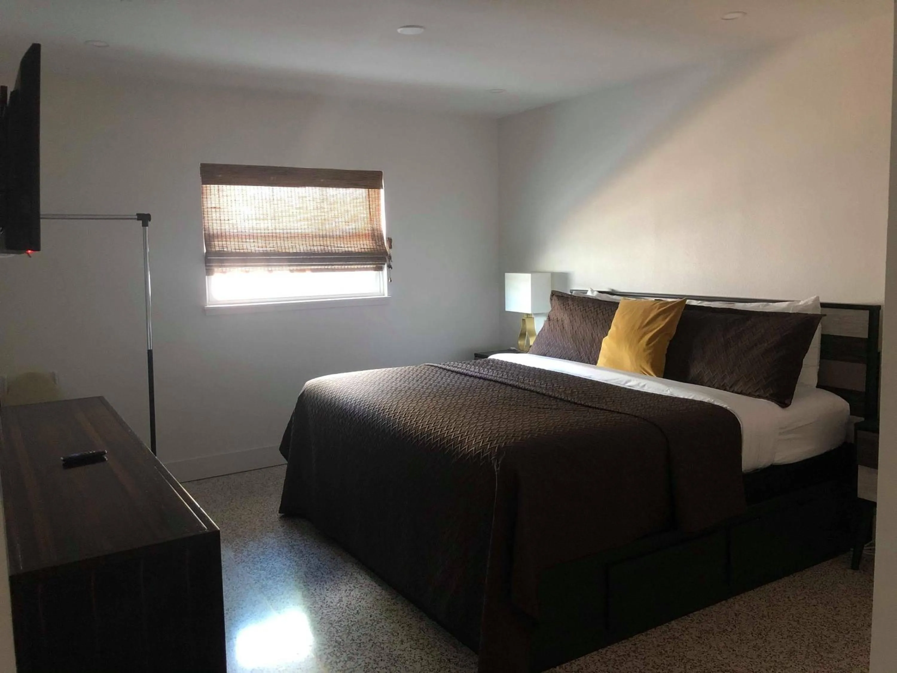 Bed in Captiva Beach Resort (open private beach access)