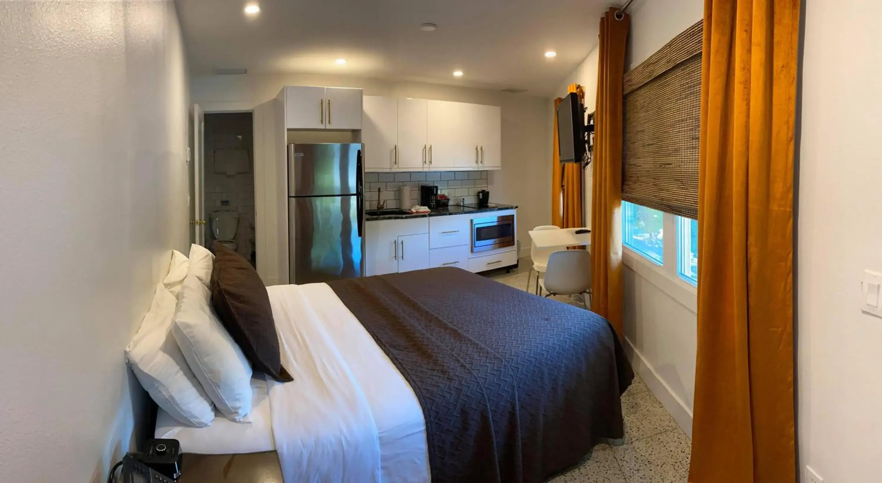 Bed in Captiva Beach Resort (open private beach access) Bed in Captiva Beach Resort (open private beach access)