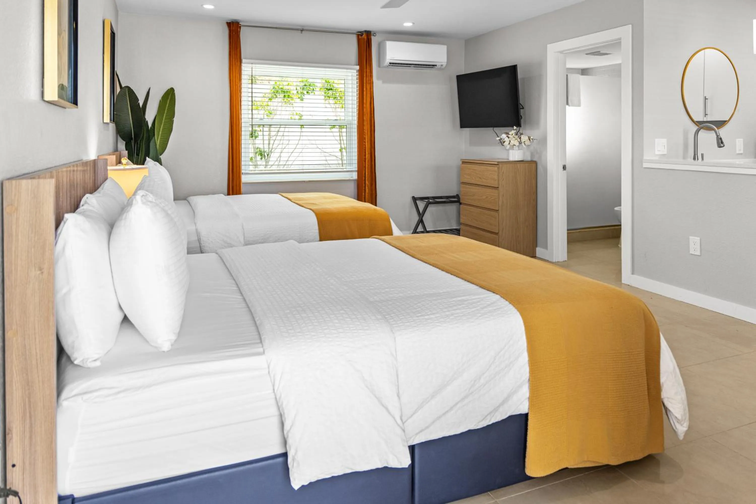 Bed in Captiva Beach Resort (open private beach access)