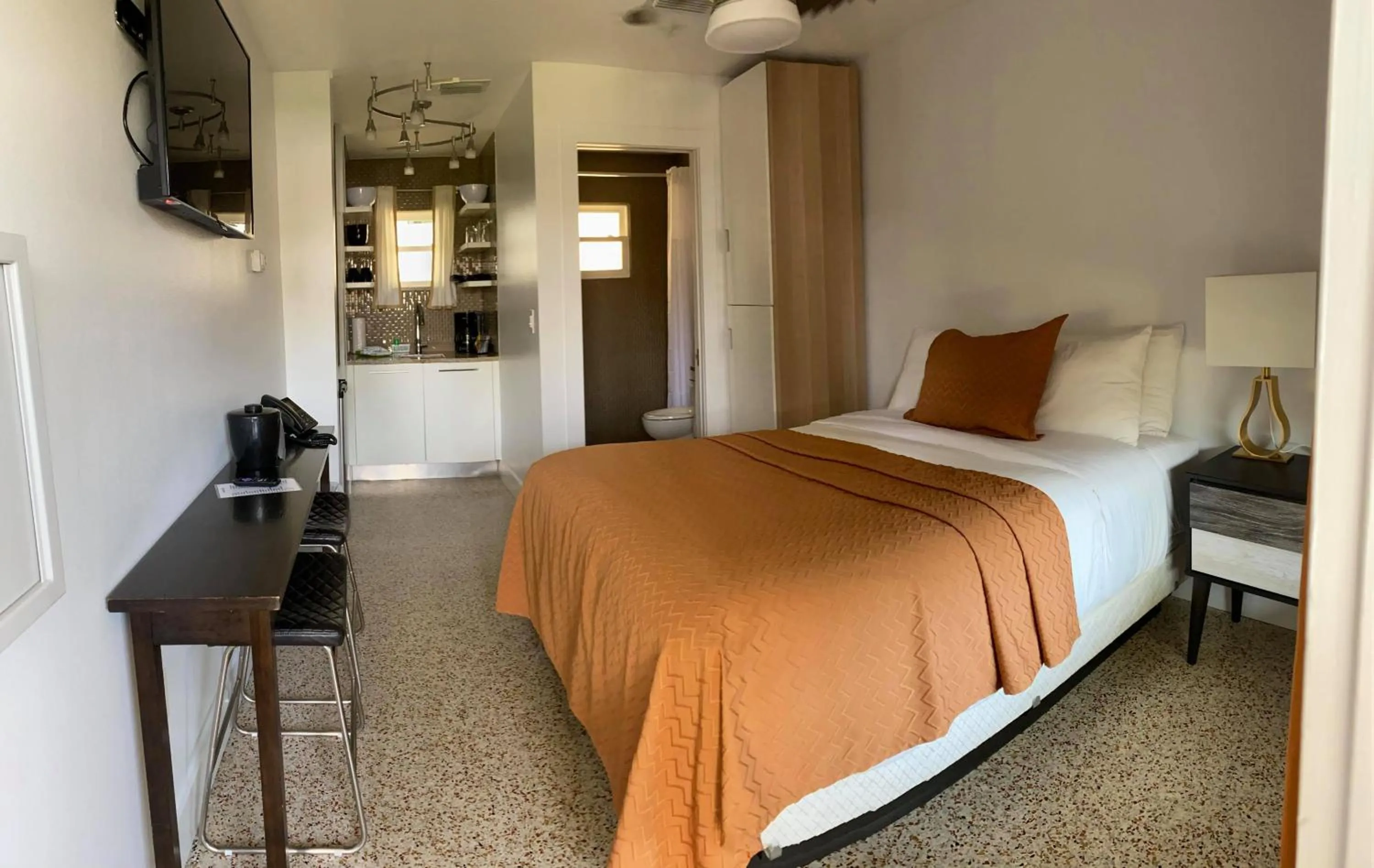 Bed in Captiva Beach Resort (open private beach access)