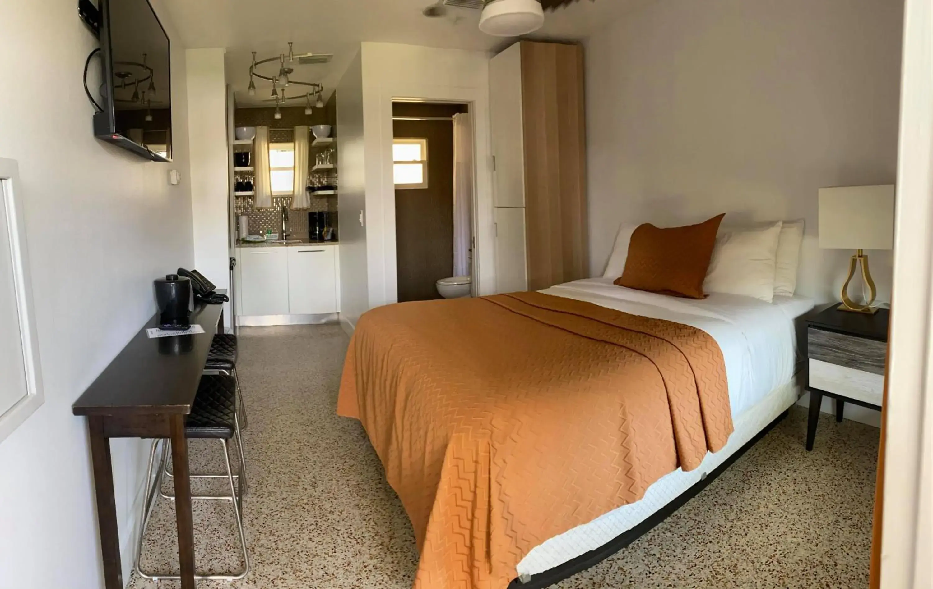 Bed in Captiva Beach Resort (open private beach access) Bed in Captiva Beach Resort (open private beach access)