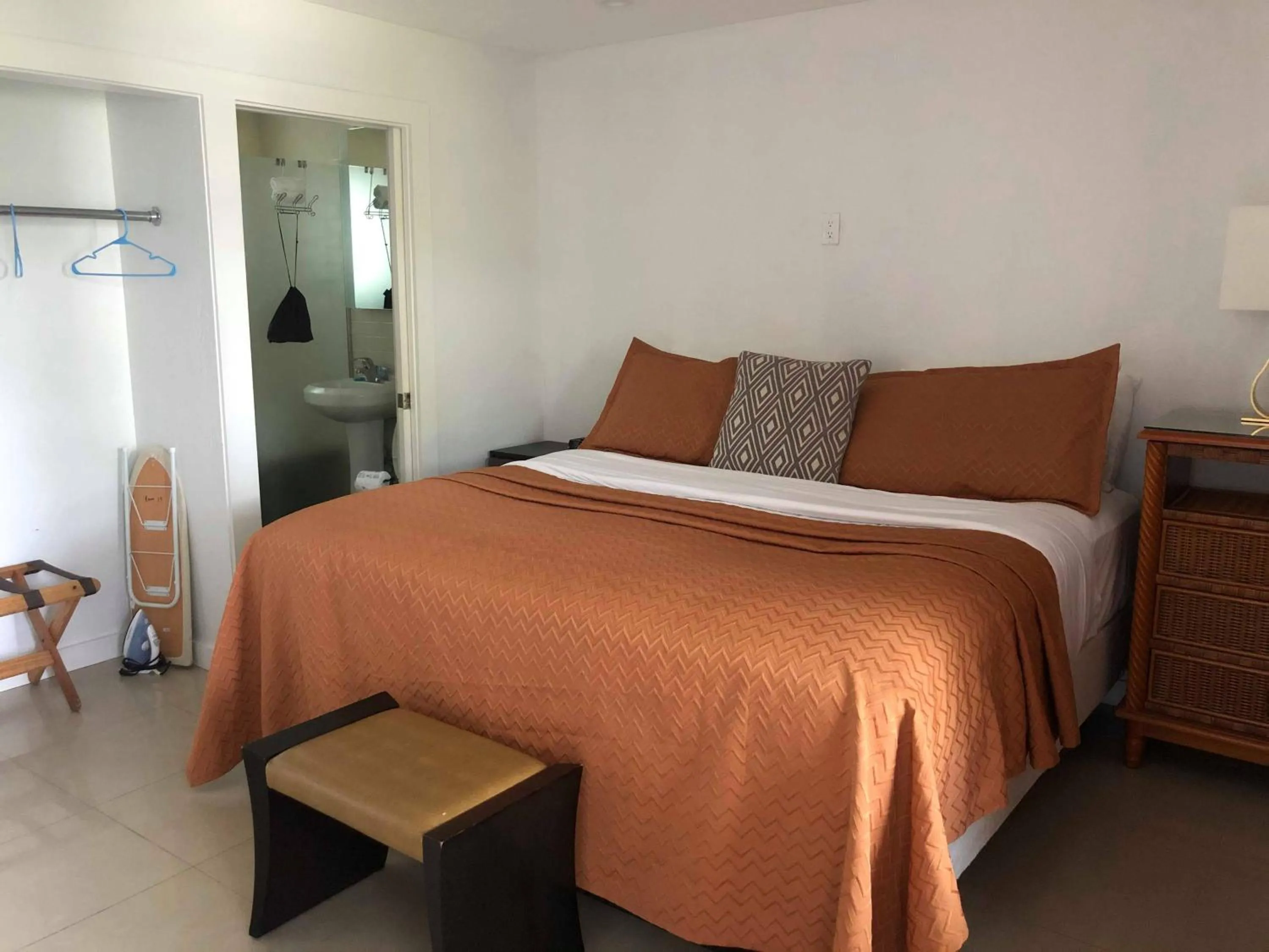 Bed in Captiva Beach Resort (open private beach access)