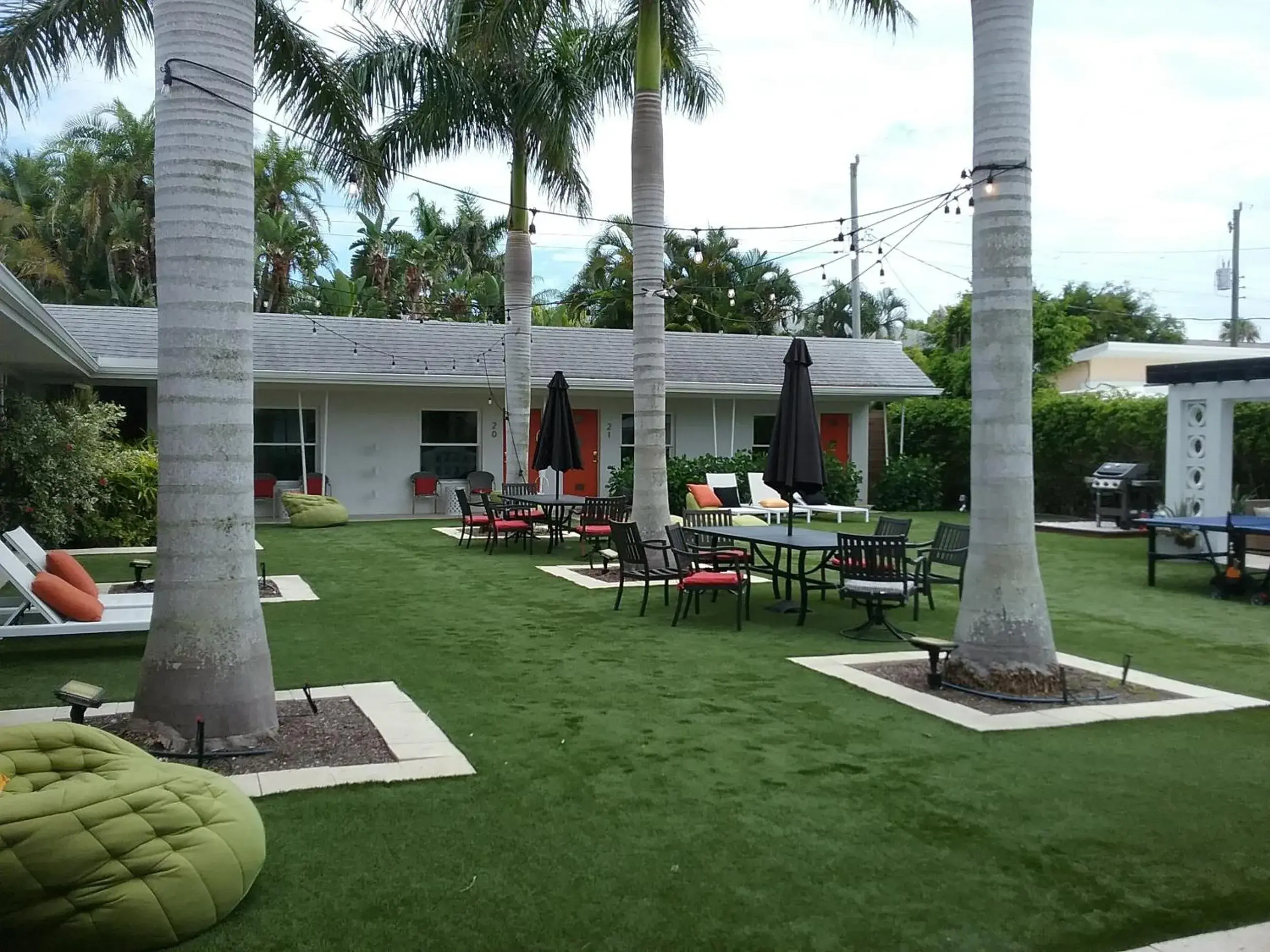 Property building in Captiva Beach Resort (open private beach access) Property building in Captiva Beach Resort (open private beach access)