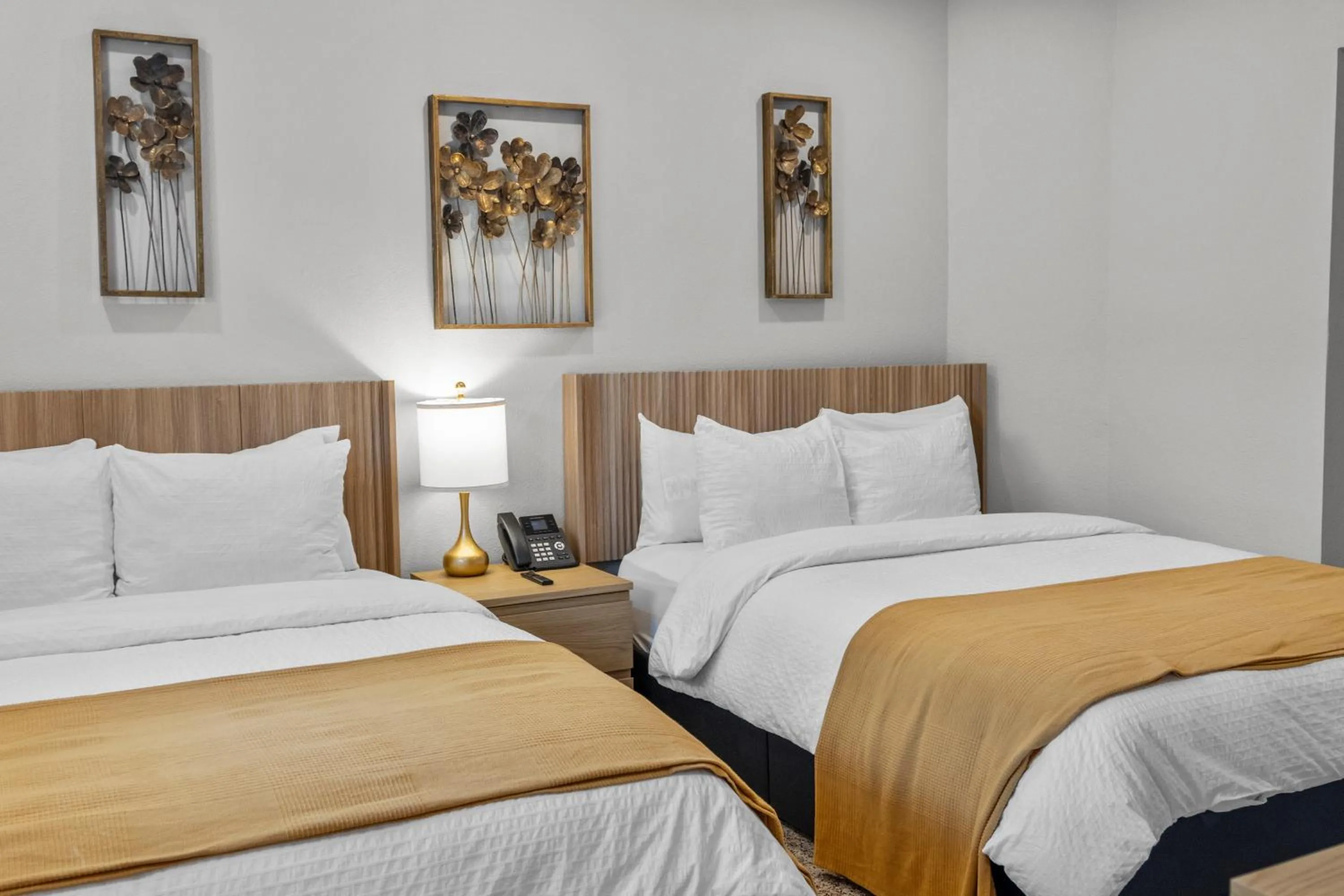 Bed in Captiva Beach Resort (open private beach access)