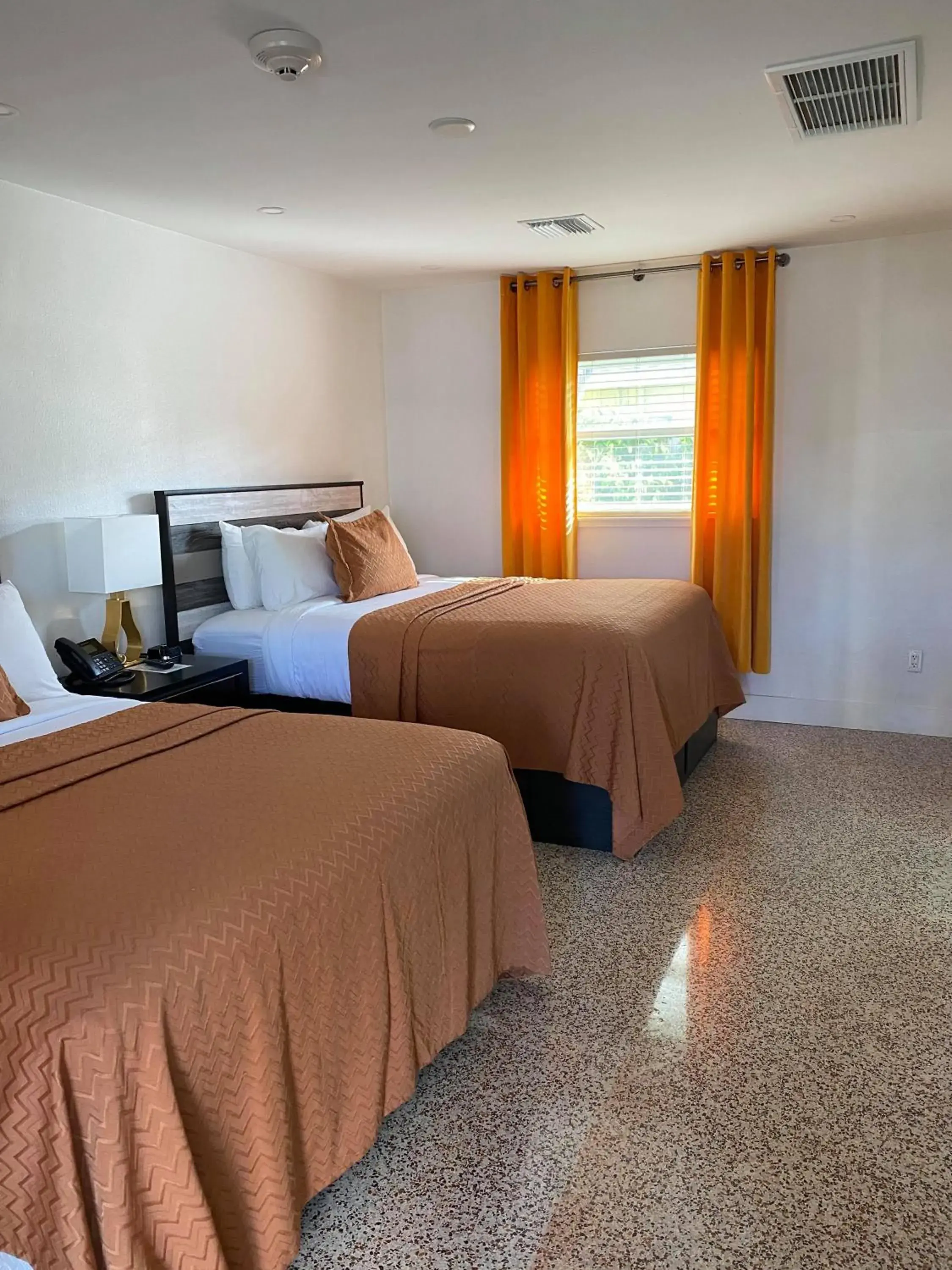Bed in Captiva Beach Resort (open private beach access) Bed in Captiva Beach Resort (open private beach access)