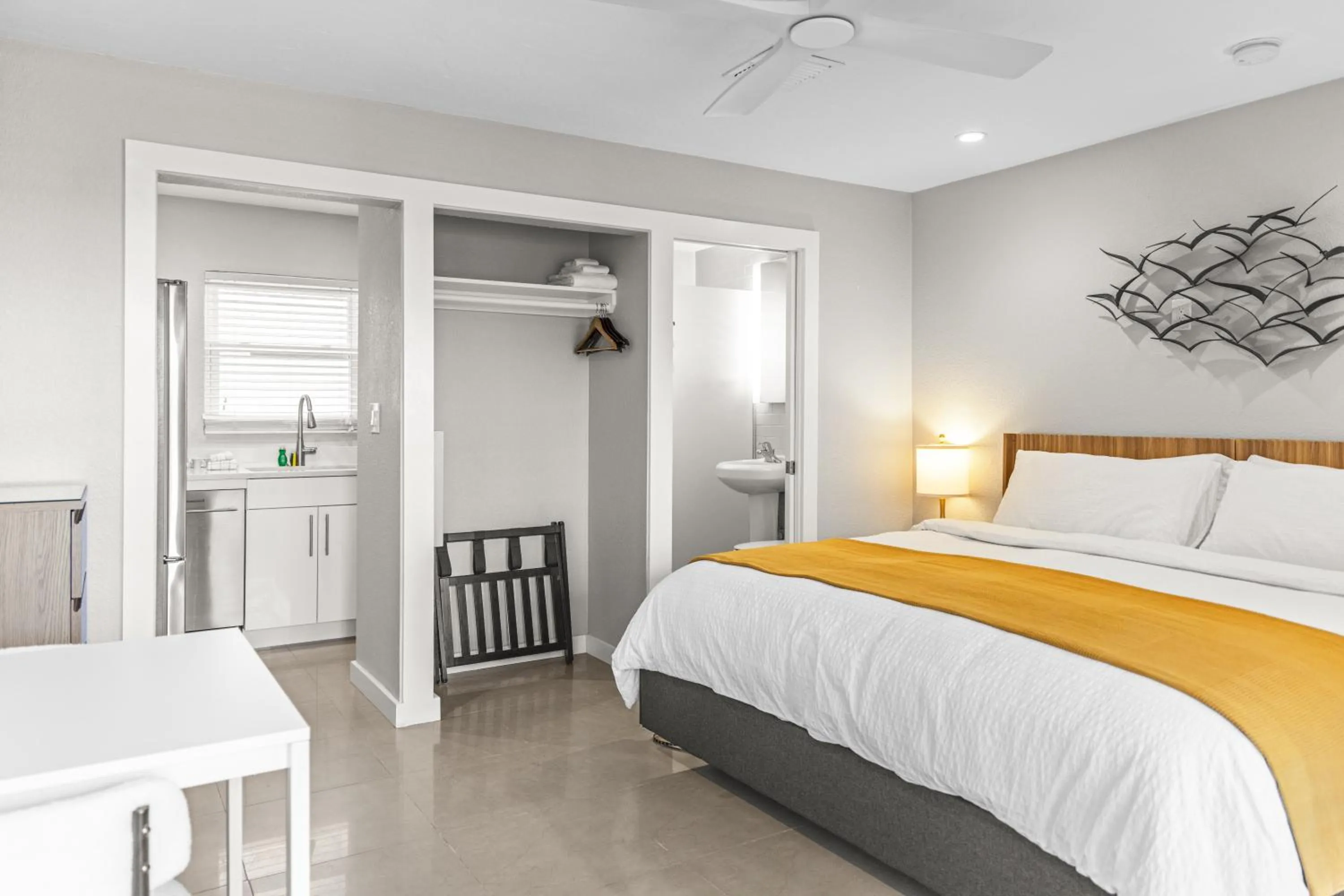 Bed in Captiva Beach Resort (open private beach access)