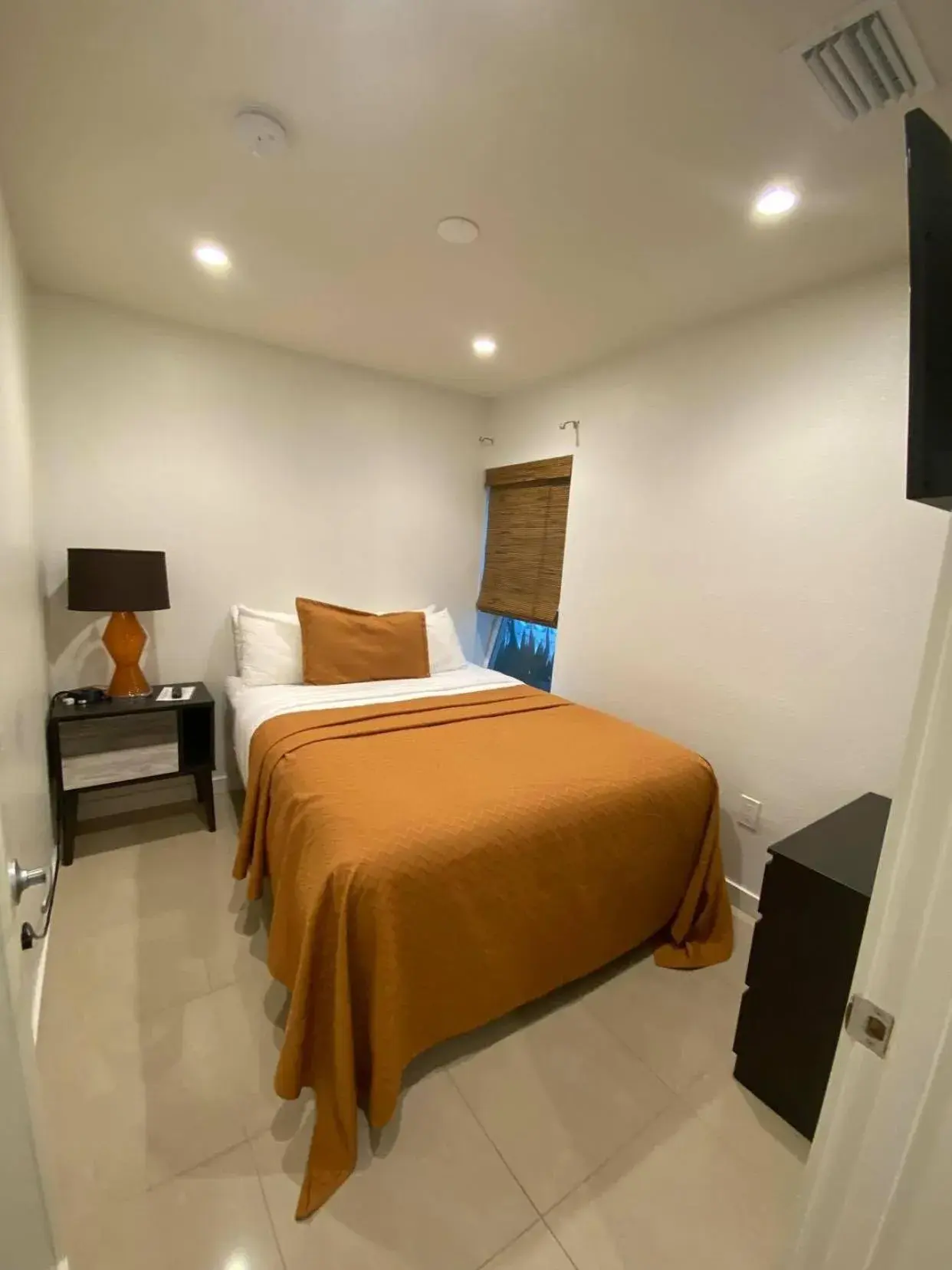 Bed in Captiva Beach Resort (open private beach access) Bed in Captiva Beach Resort (open private beach access)