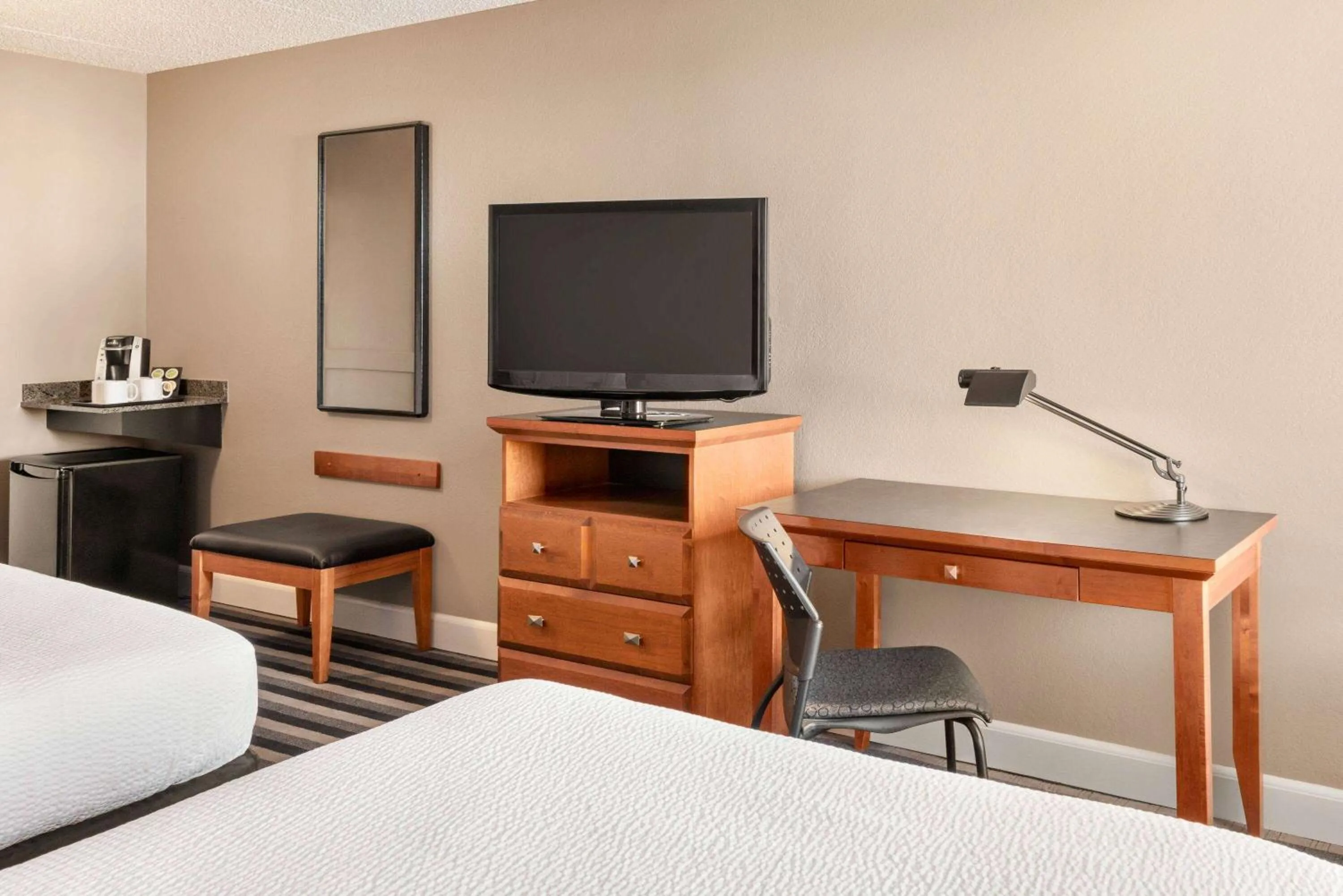 Photo of the whole room, Bed in Royal Hotel Regina, Trademark Collection by Wyndham