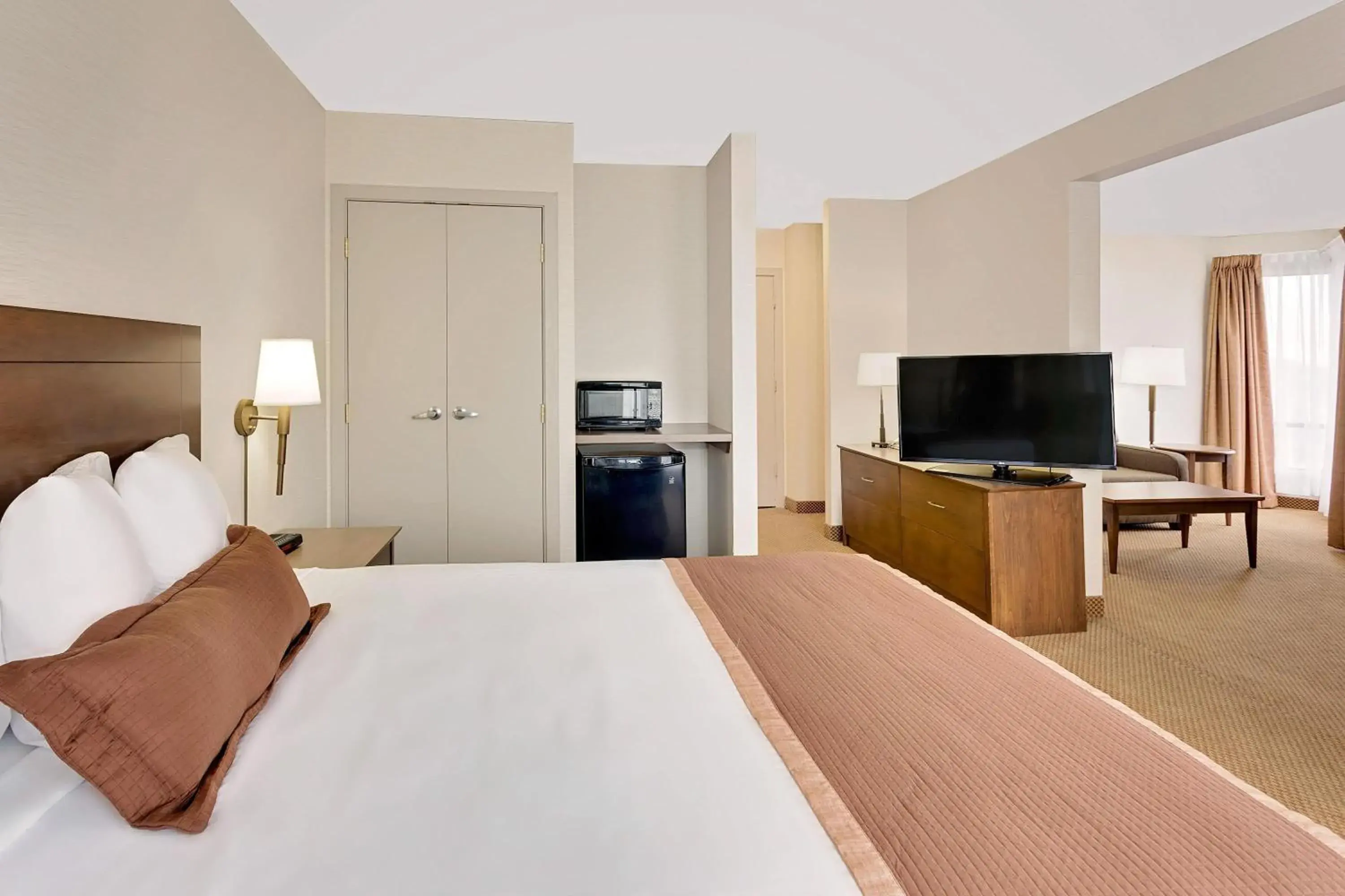 Photo of the whole room, Bed in Ramada by Wyndham Kamloops Photo of the whole room, Bed in Ramada by Wyndham Kamloops