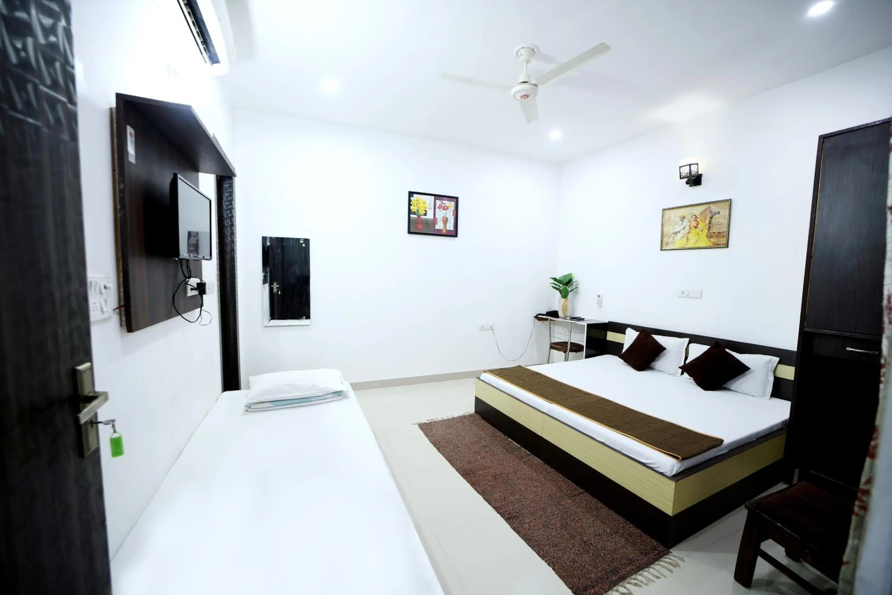 TV and multimedia, Bed in Hotel Taj Niwas