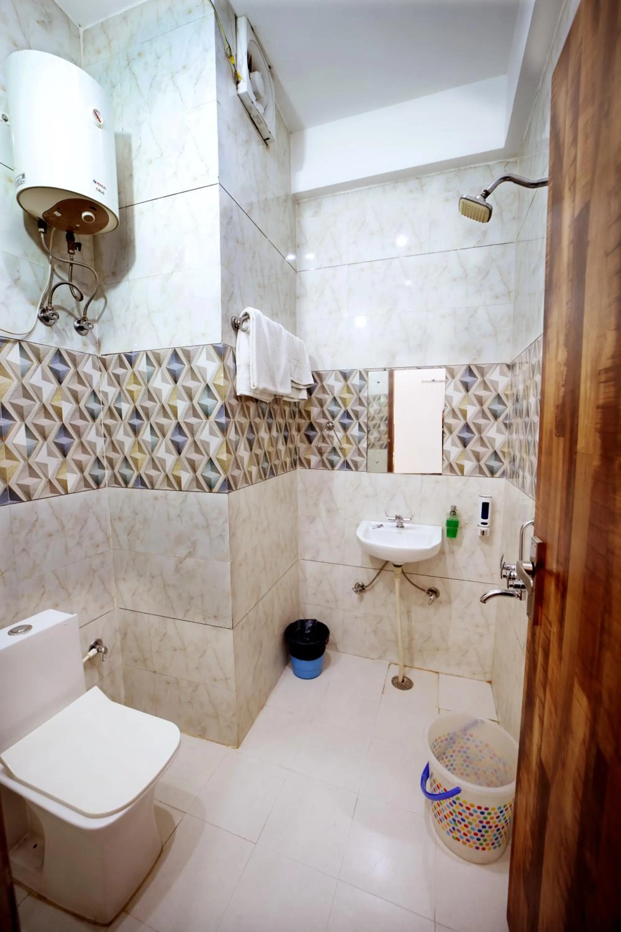 Shower in Hotel Taj Niwas