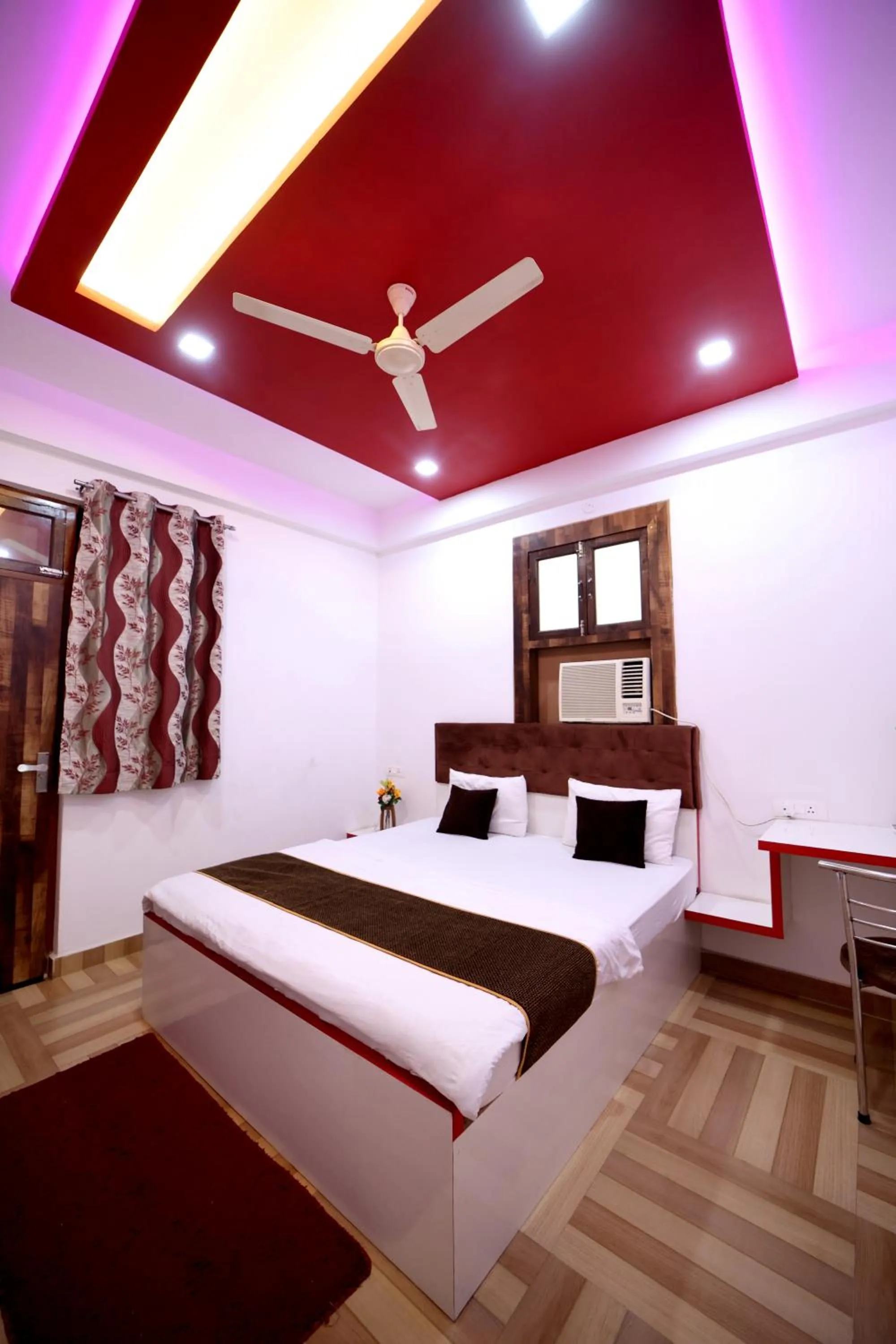 Bed in Hotel Taj Niwas