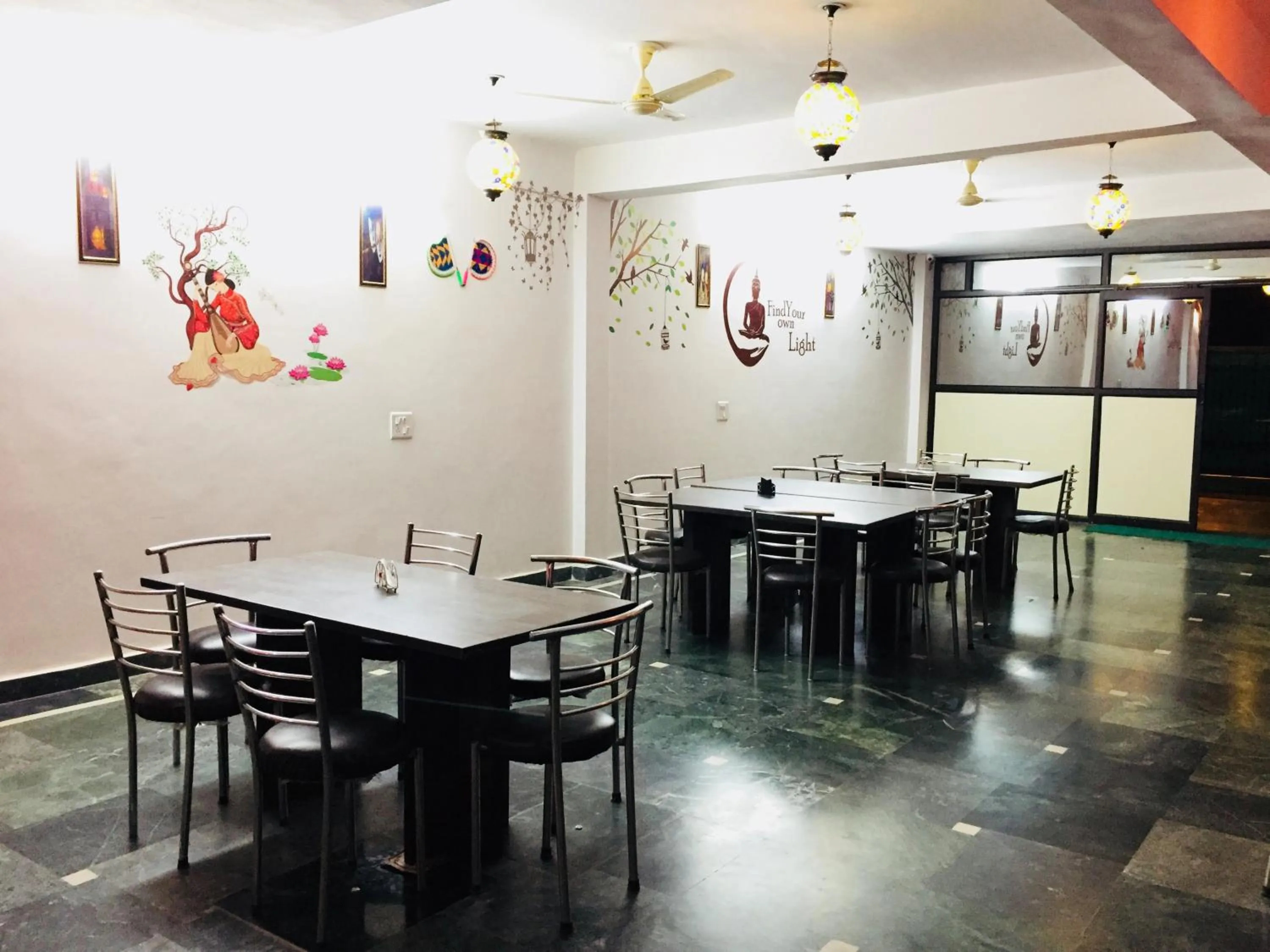 Restaurant/places to eat in Hotel Taj Niwas