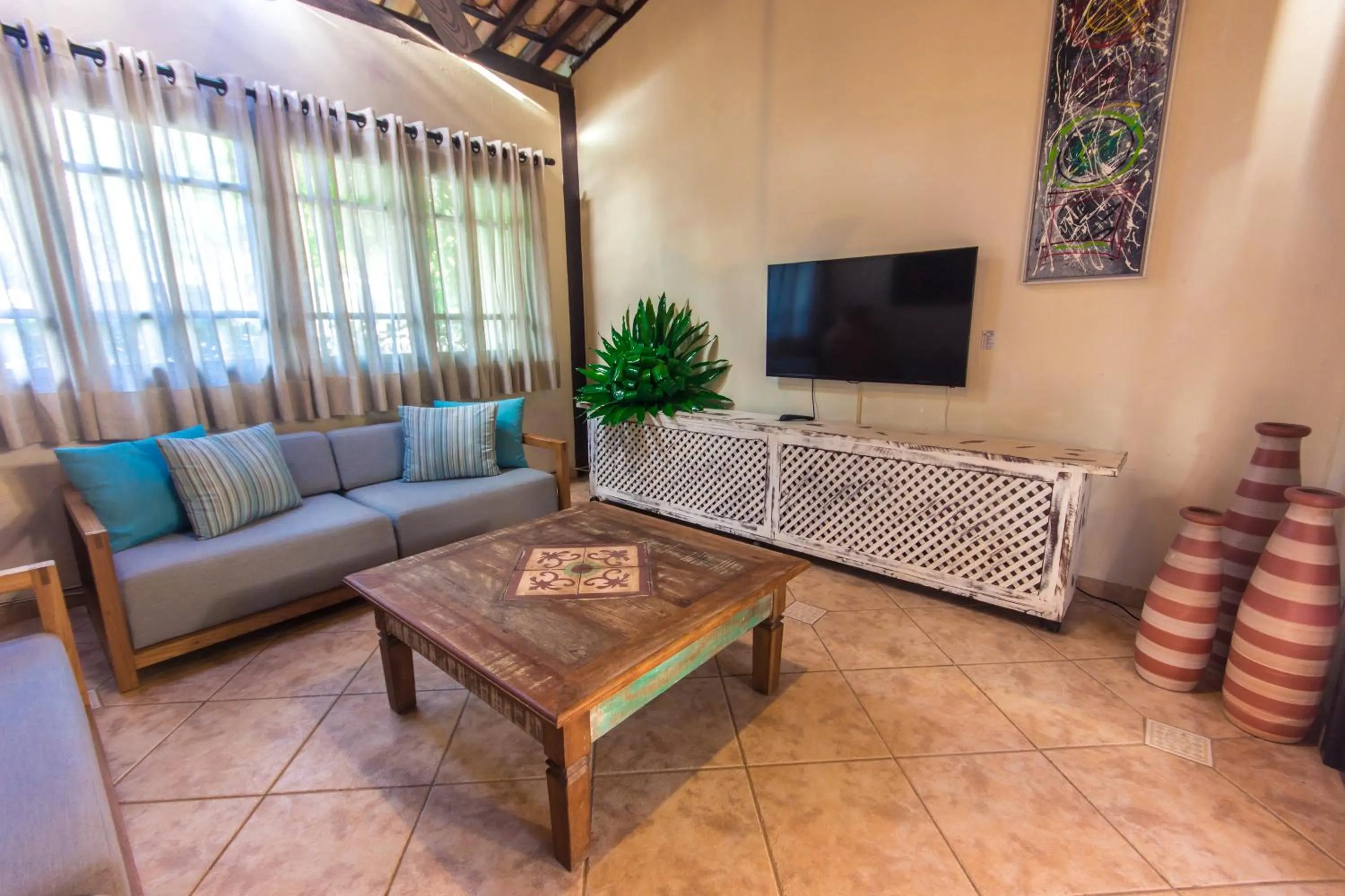 Communal lounge/ TV room in Porto Zarpa Hotel