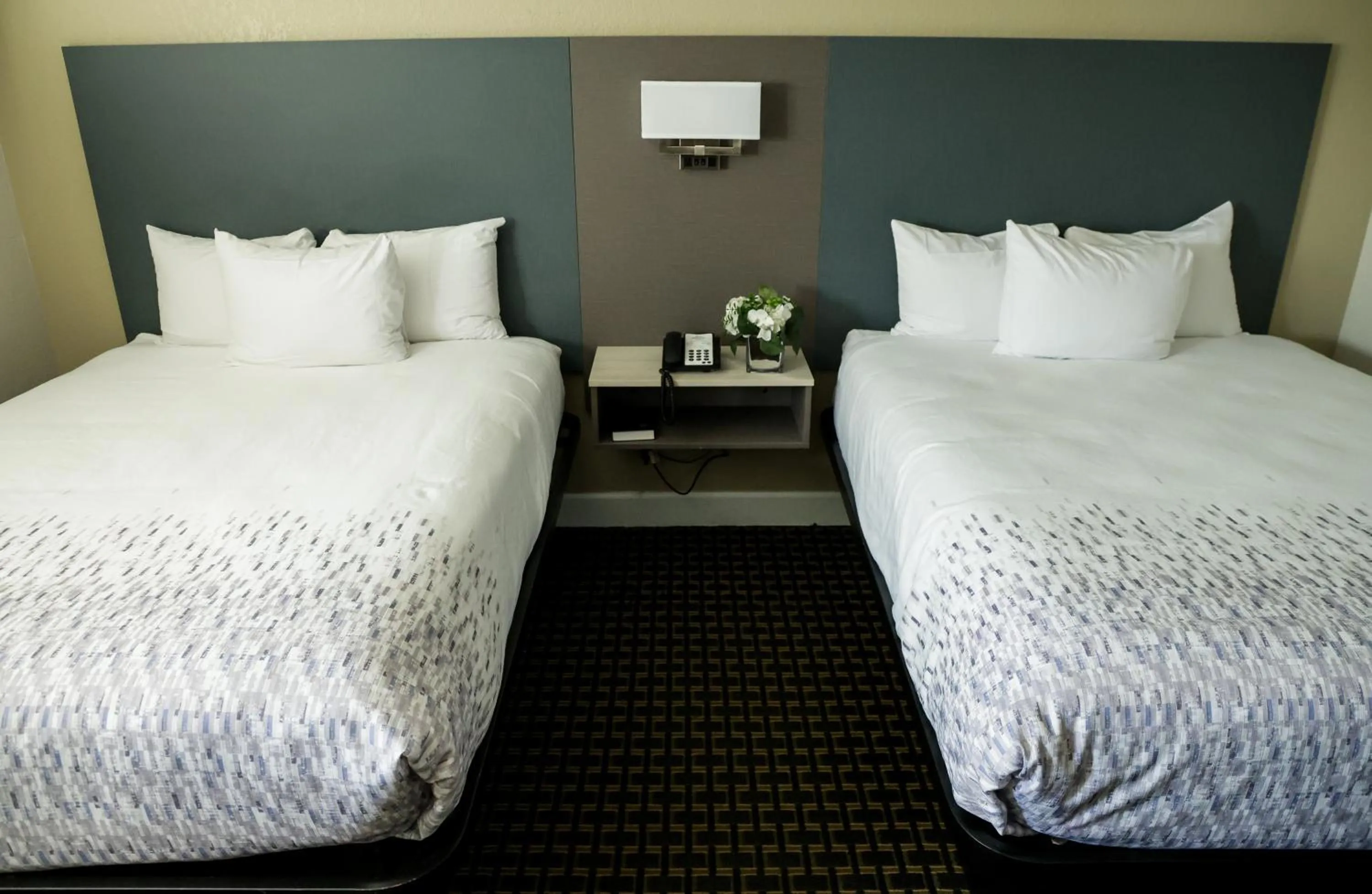 Bed in Sea Breeze Inn - San Simeon